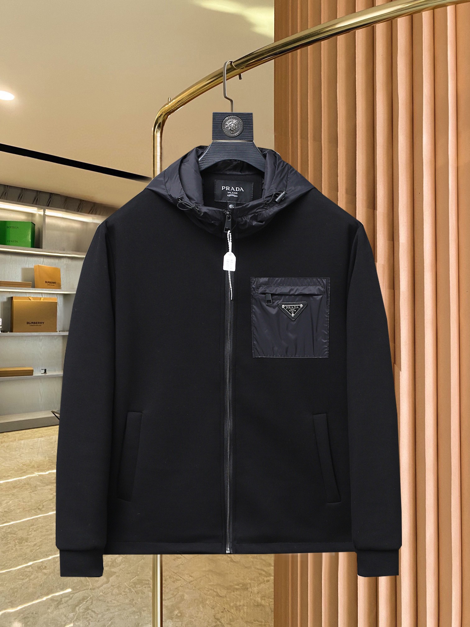 NO:521823,The main recommendation is Prada 2025ss Spring latest style covert stand collar hidden hat design casual jacket. High-end quality, pattern fabrics and hardware are customized 1:1 in the counter, breathable and comfortable, suitable for fabrics. The logo adopts the current popular embroidery design. The upper body is handsome and stylish, without any restraint, and the upper body is super comfortable!  The whole piece is super cool and upscale!  The upper body is not thick, showing the fashionable and personalized atmosphere!  Number of codes: M-XXXL H2025 new model first release, prada, Moncler, jackets & coats, hats, alexander wang19860909主推 普拉达 2025ss春季最新款蒙口立领隐藏帽设计休闲外套 高端品质、版型面料五金都是专柜1:1定制,透气舒适合成面料,Logo采用时下流行刺绣设计,上身帅气有型,一点不拘束、上身超级舒适！整件超级酷炫上档次！上身不厚重,尽显时尚个性气息！ 码数:M-XXXL H2025新款首发,,prada,Moncler,jackets & coats,hats,alexander wang,Men's clothing