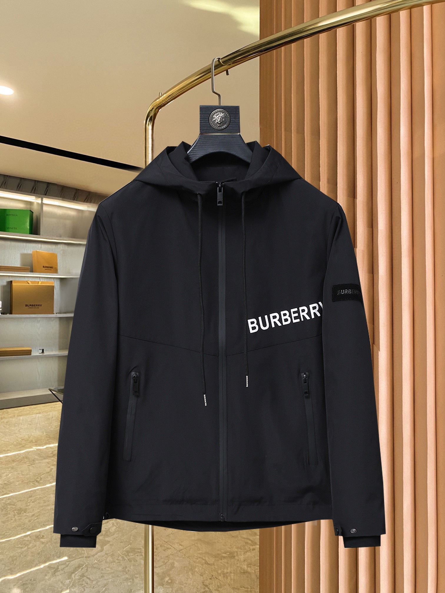 NO:521808,Main recommendation Burberry's latest spring 2025ss stand-up collar hidden hat design casual jacket. High-end quality, pattern fabric and hardware are customized 1:1 in the counter, breathable and comfortable, suitable for fabrics. The logo adopts the current popular embroidery design. The upper body is handsome and stylish, without any restraint, and the upper body is super comfortable!  The whole piece is super cool and upscale!  The upper body is not thick, showing the fashionable and personalized atmosphere!  Number of codes: M-XXXL H2025 new model first release, burberry, Moncler, jackets & coats, hats, alexander wang19860909主推 巴宝莉2025ss春季最新款蒙口立领隐藏帽设计休闲外套 高端品质、版型面料五金都是专柜1:1定制,透气舒适合成面料,Logo采用时下流行刺绣设计,上身帅气有型,一点不拘束、上身超级舒适！整件超级酷炫上档次！上身不厚重,尽显时尚个性气息！ 码数:M-XXXL H2025新款首发,,burberry,Moncler,jackets & coats,hats,alexander wang,Men's clothing