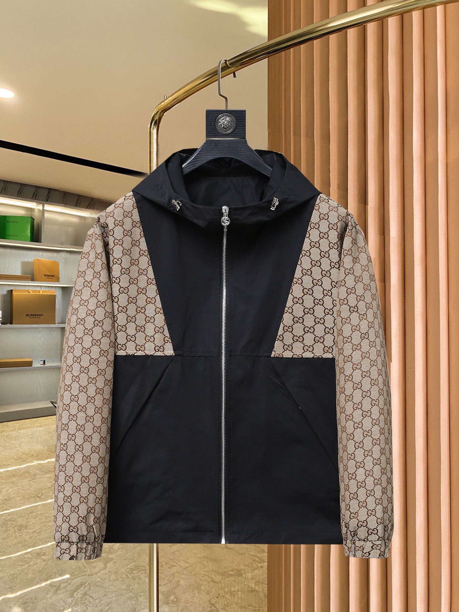 NO:521812,The latest style of Gucci 2025ss spring covert stand collar hidden hat design casual jacket. High-end quality, pattern fabric hardware is customized 1:1 in the counter, breathable and comfortable, suitable for fabrics. The logo adopts the current popular embroidery design. The upper body is handsome and stylish, without any restraint, and the upper body is super comfortable!  The whole piece is super cool and upscale!  The upper body is not thick, showing the fashionable and personalized atmosphere!  Number of codes: M-XXXL H2025 new model first release, gucci, Moncler, jackets & coats, hats, alexander wang19860909主推 古驰2025ss春季最新款蒙口立领隐藏帽设计休闲外套 高端品质、版型面料五金都是专柜1:1定制,透气舒适合成面料,Logo采用时下流行刺绣设计,上身帅气有型,一点不拘束、上身超级舒适！整件超级酷炫上档次！上身不厚重,尽显时尚个性气息！ 码数:M-XXXL H2025新款首发,,gucci,Moncler,jackets & coats,hats,alexander wang,Men's clothing