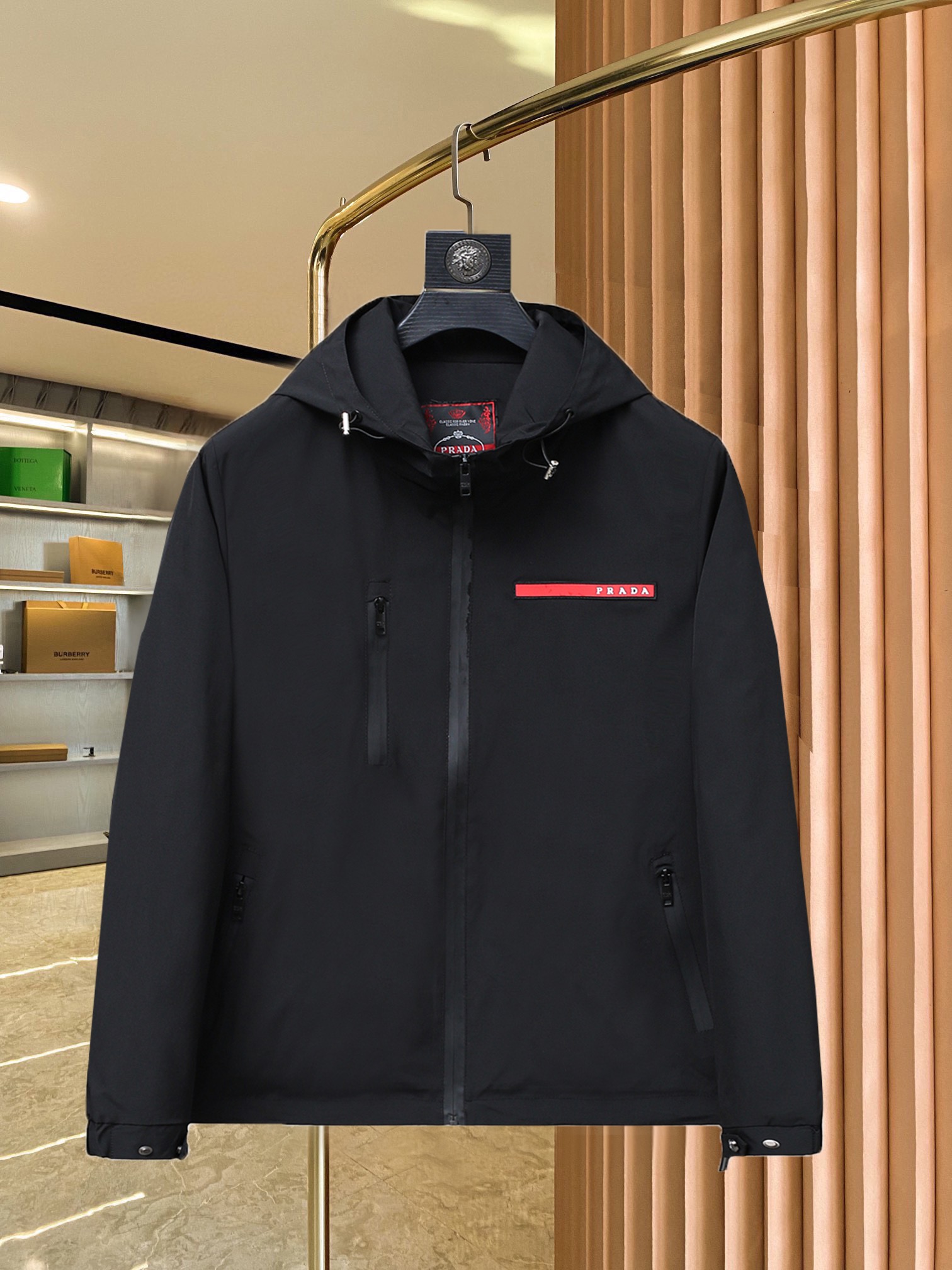 NO:547398,Prada 2025 autumn new jacket jacket, the new product on the show is perfect, comfortable and warm when worn on both sides, full and attractive colors, and a very outstanding design, which easily advances the sense of fashion, extremely exquisite workmanship, neat and meticulous routes!  A masterpiece of a big-name designer!  The upper body doesn't look bloated and super handsome!  Spot code M ~ XXXL,,prada,jackets & coats,jackets & coats,alexander wang19860909普拉达 2025秋季新款夹克外套,秀场新品品相非常完美,双面穿舒适保暖,三标齐全色泽饱满诱人,非常出彩的设计,轻松将时髦感进阶,做工极为考究严谨,走线工整细致！大牌设计师巨作！上身不显臃肿、超级帅气！现货码数M ～ XXXL,,prada,jackets & coats,jackets & coats,alexander wang,Men's clothing