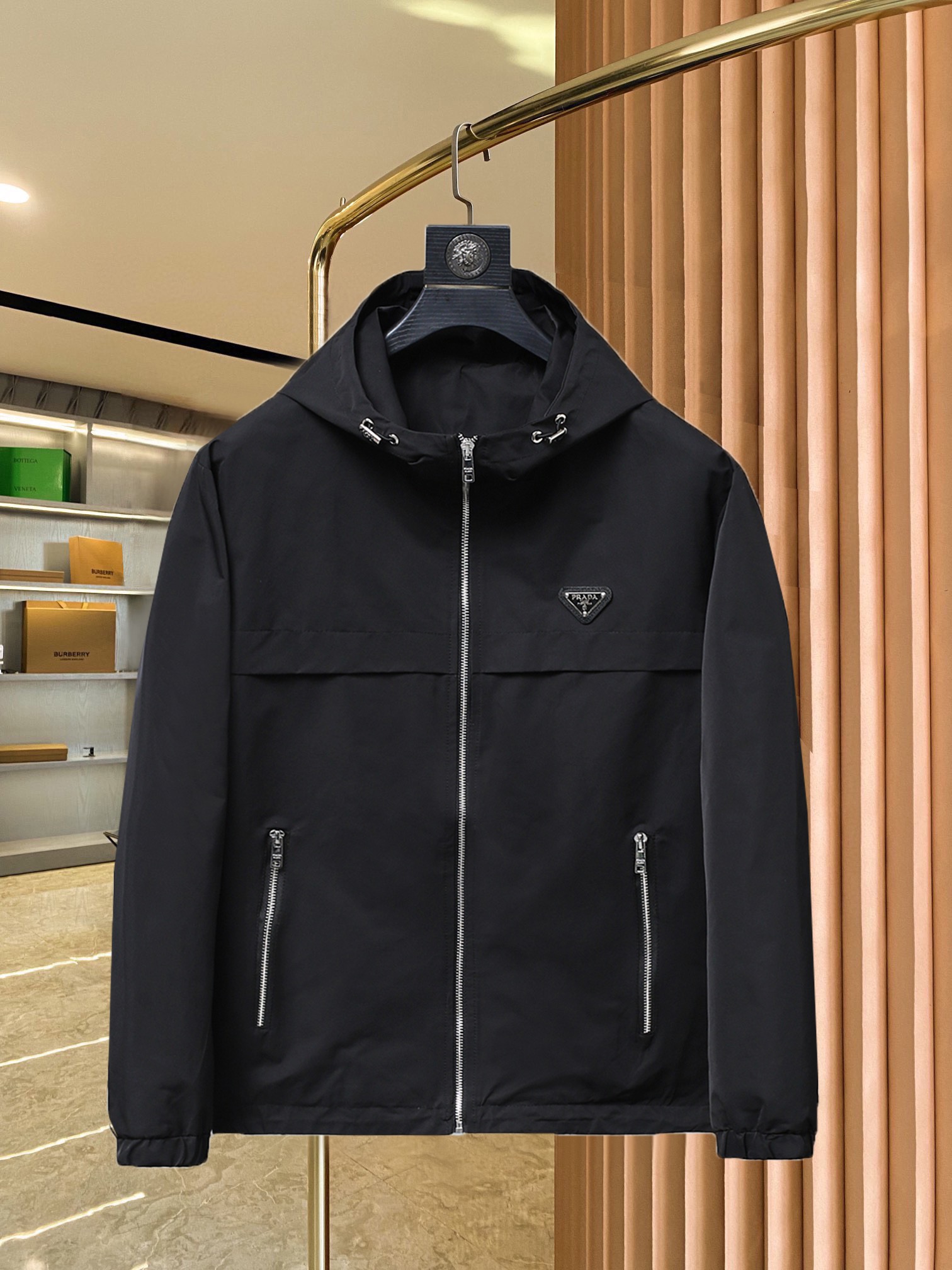 NO:521814,The main recommendation is Prada 2025ss Spring latest style covert stand collar hidden hat design casual jacket. High-end quality, pattern fabrics and hardware are customized 1:1 in the counter, breathable and comfortable, suitable for fabrics. The logo adopts the current popular embroidery design. The upper body is handsome and stylish, without any restraint, and the upper body is super comfortable!  The whole piece is super cool and upscale!  The upper body is not thick, showing the fashionable and personalized atmosphere!  Number of codes: M-XXXL H2025 new model first release, prada, Moncler, jackets & coats, hats, alexander wang19860909主推 普拉达 2025ss春季最新款蒙口立领隐藏帽设计休闲外套 高端品质、版型面料五金都是专柜1:1定制,透气舒适合成面料,Logo采用时下流行刺绣设计,上身帅气有型,一点不拘束、上身超级舒适！整件超级酷炫上档次！上身不厚重,尽显时尚个性气息！ 码数:M-XXXL H2025新款首发,,prada,Moncler,jackets & coats,hats,alexander wang,Men's clothing