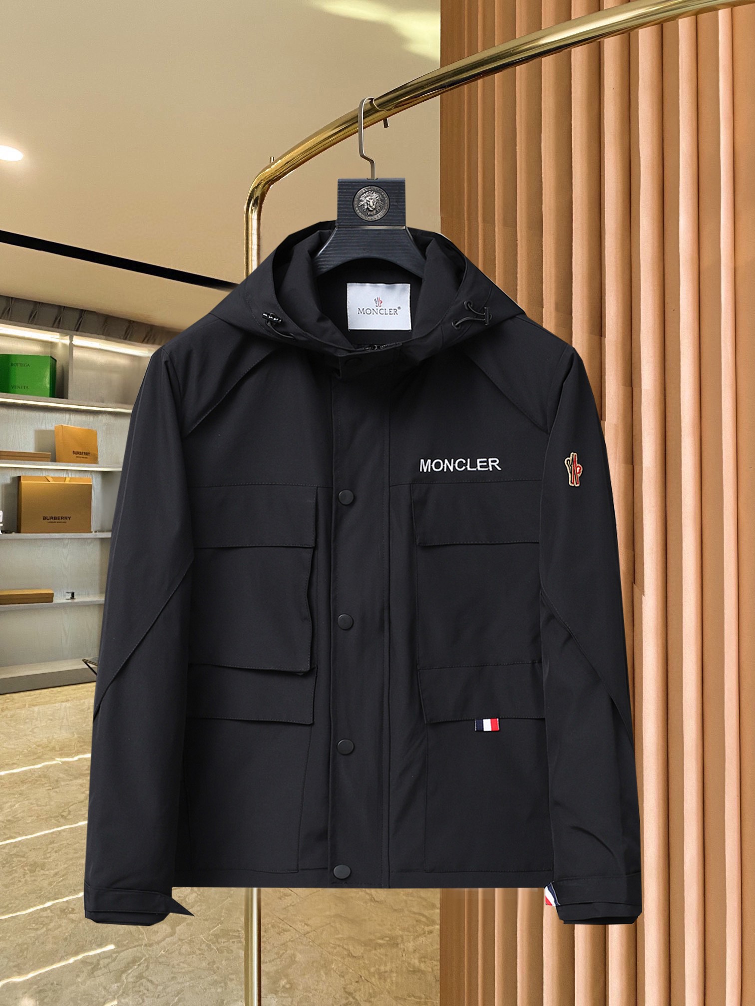 NO:521816,The latest spring masked stand-up collar hidden hat design casual jacket. High-end quality, pattern fabric hardware is customized 1:1 in the counter, breathable and comfortable, suitable for fabrics. Logo adopts the current popular embroidery design. The upper body is handsome and stylish, without any restraint, and the upper body is super comfortable!  The whole piece is super cool and upscale!  The upper body is not thick, showing the fashionable and personalized atmosphere!  Number of codes: M-XXXL H2025 new model first release, Moncler, jackets & coats, hats, alexander wang19860909主推 蒙口2025ss春季最新款蒙口立领隐藏帽设计休闲外套 高端品质、版型面料五金都是专柜1:1定制,透气舒适合成面料,Logo采用时下流行刺绣设计,上身帅气有型,一点不拘束、上身超级舒适！整件超级酷炫上档次！上身不厚重,尽显时尚个性气息！ 码数:M-XXXL H2025新款首发,,Moncler,jackets & coats,hats,alexander wang,Men's clothing