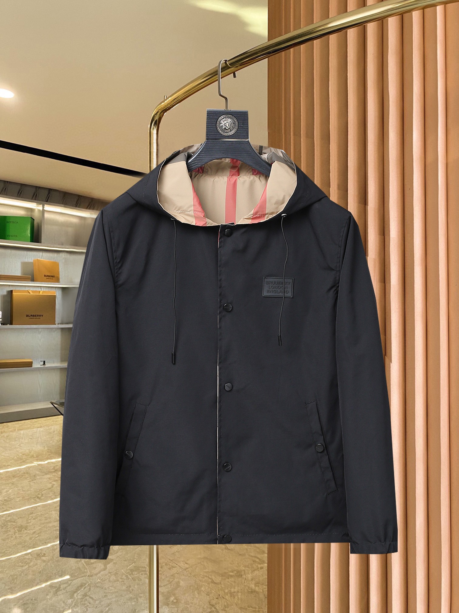 NO:521818,Main recommendation Burberry's latest spring 2025ss stand-up collar hidden hat design casual jacket. High-end quality, pattern fabric and hardware are customized 1:1 in the counter, breathable and comfortable, suitable for fabrics. The logo adopts the current popular embroidery design. The upper body is handsome and stylish, without any restraint, and the upper body is super comfortable!  The whole piece is super cool and upscale!  The upper body is not thick, showing the fashionable and personalized atmosphere!  Number of codes: M-XXXL H2025 new model first release, burberry, Moncler, jackets & coats, hats, alexander wang19860909主推 巴宝莉2025ss春季最新款蒙口立领隐藏帽设计休闲外套 高端品质、版型面料五金都是专柜1:1定制,透气舒适合成面料,Logo采用时下流行刺绣设计,上身帅气有型,一点不拘束、上身超级舒适！整件超级酷炫上档次！上身不厚重,尽显时尚个性气息！ 码数:M-XXXL H2025新款首发,,burberry,Moncler,jackets & coats,hats,alexander wang,Men's clothing