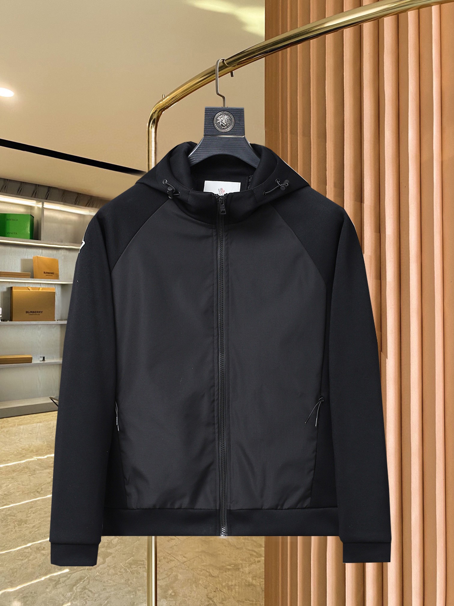 NO:521822,The latest spring masked stand-up collar hidden hat design casual jacket. High-end quality, pattern fabric hardware is customized 1:1 in the counter, breathable and comfortable, suitable for fabrics. Logo adopts the current popular embroidery design. The upper body is handsome and stylish, without any restraint, and the upper body is super comfortable!  The whole piece is super cool and upscale!  The upper body is not thick, showing the fashionable and personalized atmosphere!  Number of codes: M-XXXL H2025 new model first release, Moncler, jackets & coats, hats, alexander wang19860909主推 蒙口2025ss春季最新款蒙口立领隐藏帽设计休闲外套 高端品质、版型面料五金都是专柜1:1定制,透气舒适合成面料,Logo采用时下流行刺绣设计,上身帅气有型,一点不拘束、上身超级舒适！整件超级酷炫上档次！上身不厚重,尽显时尚个性气息！ 码数:M-XXXL H2025新款首发,,Moncler,jackets & coats,hats,alexander wang,Men's clothing