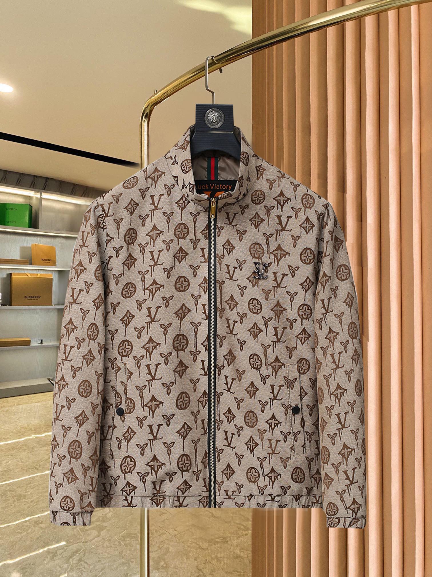 NO:521824,The main recommendation is Louis Vuitton Lv 2025ss Spring latest covert stand collar hidden hat design casual jacket. High-end quality, pattern fabrics and hardware are customized 1:1 in the counter, breathable and comfortable, suitable for fabrics. The logo adopts the current popular embroidery design. The upper body is handsome and stylish, without any restraint, and the upper body is super comfortable!  The whole piece is super cool and upscale!  The upper body is not thick, showing the fashionable and personalized atmosphere!  Number of codes: M-XXXL H2025 new model first release, louis vuitton, louis vuitton, Moncler, jackets & coats, hats, alexander wang19860909主推 路易威登Lv 2025ss春季最新款蒙口立领隐藏帽设计休闲外套 高端品质、版型面料五金都是专柜1:1定制,透气舒适合成面料,Logo采用时下流行刺绣设计,上身帅气有型,一点不拘束、上身超级舒适！整件超级酷炫上档次！上身不厚重,尽显时尚个性气息！ 码数:M-XXXL H2025新款首发,,louis vuitton,louis vuitton,Moncler,jackets & coats,hats,alexander wang,Men's clothing