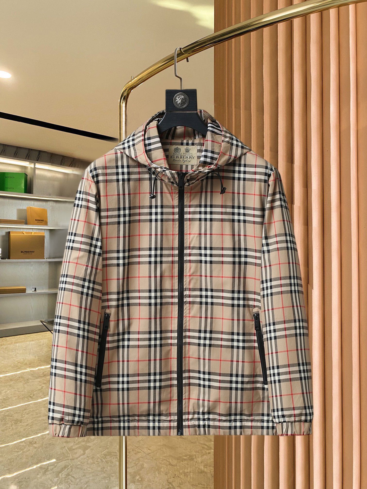 NO:521828,Burberry's new spring jacket for 2025, the new product on the show is perfect, comfortable and warm when worn on both sides, three-standard full color and attractive, and the very outstanding design easily advances the sense of fashion, the workmanship is extremely exquisite and rigorous, and the wiring is neat and meticulous!  A masterpiece of a big-name designer!  The upper body doesn't look bloated and super handsome!  Spot code M ~ XXXL,,burberry,jackets & coats,jackets & coats,alexander wang19860909巴宝莉 2025春季新款夹克外套,秀场新品品相非常完美,双面穿舒适保暖,三标齐全色泽饱满诱人,非常出彩的设计,轻松将时髦感进阶,做工极为考究严谨,走线工整细致！大牌设计师巨作！上身不显臃肿、超级帅气！现货码数M ～ XXXL,,burberry,jackets & coats,jackets & coats,alexander wang,Men's clothing