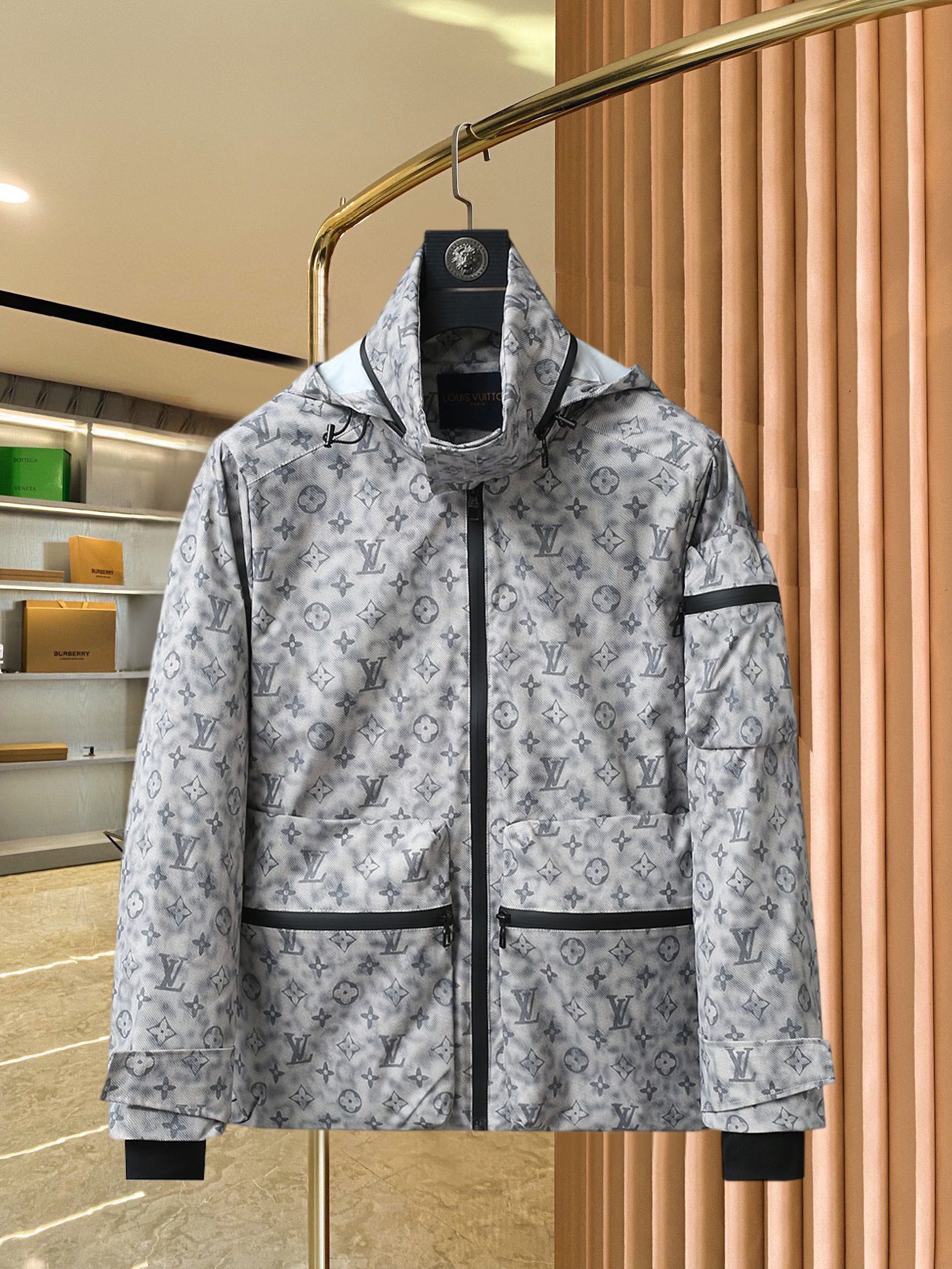 NO:521831,Lv 2025 spring new jacket jacket, the new product on the show is perfect, comfortable and warm when worn on both sides, three-standard full color and attractive, and the very outstanding design easily advances the sense of fashion, the workmanship is extremely exquisite and rigorous, and the wiring is neat and meticulous!  A masterpiece of a big-name designer!  The upper body doesn't look bloated and super handsome!  Spot code M ~ XXXL,,louis vuitton,jackets & coats,jackets & coats,alexander wang19860909Lv 2025春季新款夹克外套,秀场新品品相非常完美,双面穿舒适保暖,三标齐全色泽饱满诱人,非常出彩的设计,轻松将时髦感进阶,做工极为考究严谨,走线工整细致！大牌设计师巨作！上身不显臃肿、超级帅气！现货码数M ～ XXXL,,louis vuitton,jackets & coats,jackets & coats,alexander wang,Men's clothing