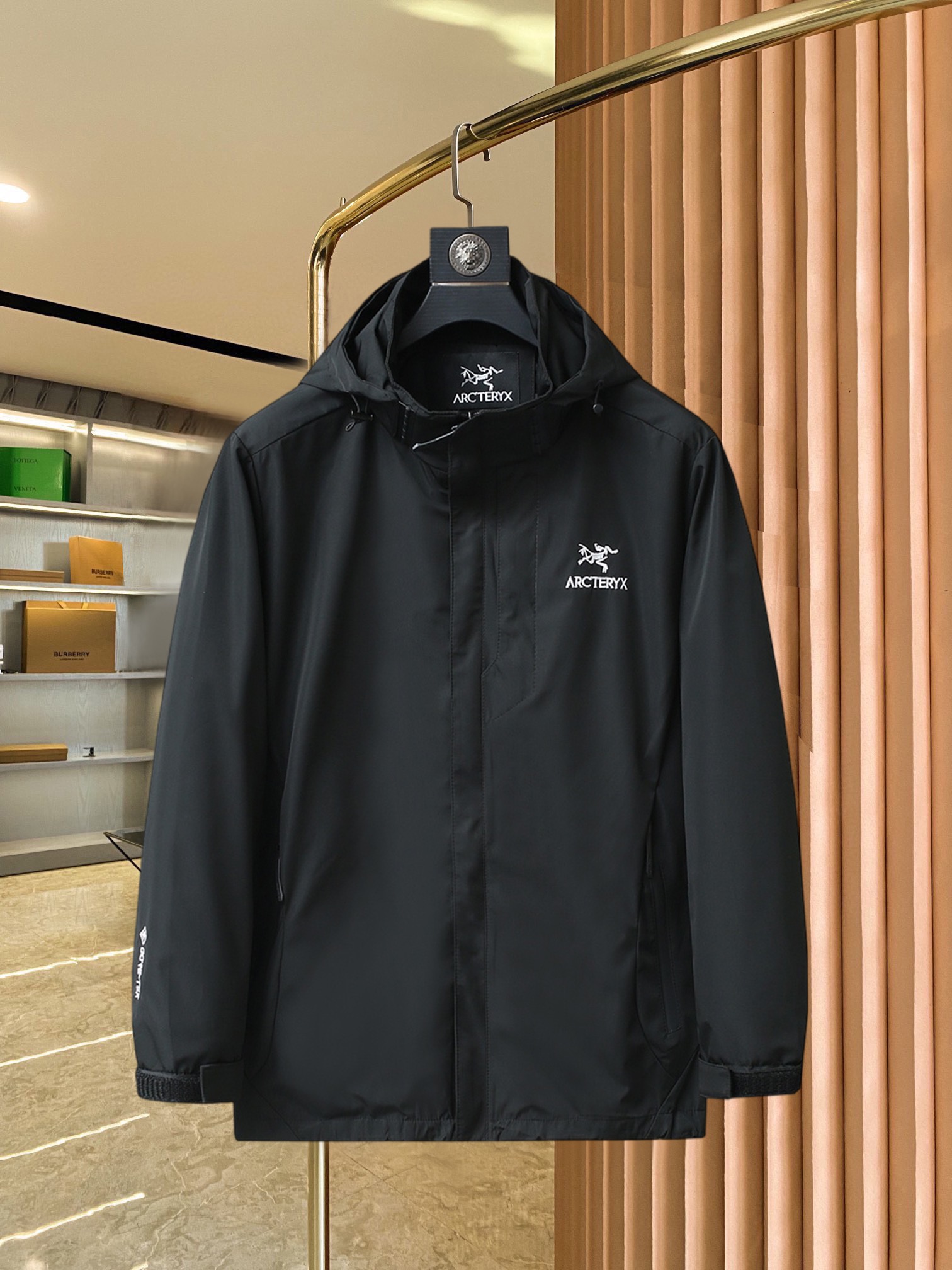 NO:521837,Archaeopteryx 2025 spring new jacket, the new product on the show is perfect, comfortable and warm when worn on both sides, three-standard full color and attractive, and the very outstanding design easily advances the sense of fashion, the workmanship is extremely exquisite and rigorous, and the wiring is neat and meticulous!  A masterpiece of a big-name designer!  The upper body doesn't look bloated and super handsome!  Spot code M ~ XXXL,arc'teryx,jackets & coats,jackets & coats,alexander wang19860909始祖鸟 2025春季新款夹克外套,秀场新品品相非常完美,双面穿舒适保暖,三标齐全色泽饱满诱人,非常出彩的设计,轻松将时髦感进阶,做工极为考究严谨,走线工整细致！大牌设计师巨作！上身不显臃肿、超级帅气！现货码数M ～ XXXL,arc'teryx,jackets & coats,jackets & coats,alexander wang,Men's clothing