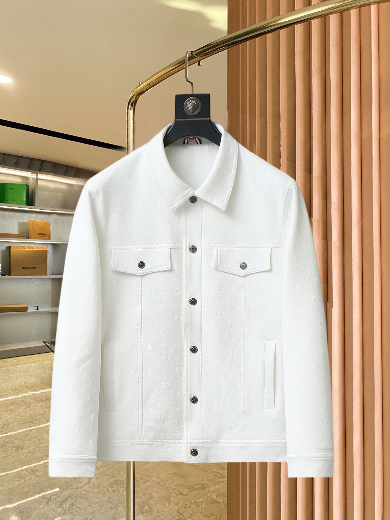 NO:521840,Lv 2025 spring new jacket jacket, the new product on the show is perfect, comfortable and warm when worn on both sides, three-standard full color and attractive, and the very outstanding design easily advances the sense of fashion, the workmanship is extremely exquisite and rigorous, and the wiring is neat and meticulous!  A masterpiece of a big-name designer!  The upper body doesn't look bloated and super handsome!  Spot code M ~ XXXL,,louis vuitton,jackets & coats,jackets & coats,alexander wang19860909Lv 2025春季新款夹克外套,秀场新品品相非常完美,双面穿舒适保暖,三标齐全色泽饱满诱人,非常出彩的设计,轻松将时髦感进阶,做工极为考究严谨,走线工整细致！大牌设计师巨作！上身不显臃肿、超级帅气！现货码数M ～ XXXL,,louis vuitton,jackets & coats,jackets & coats,alexander wang,Men's clothing