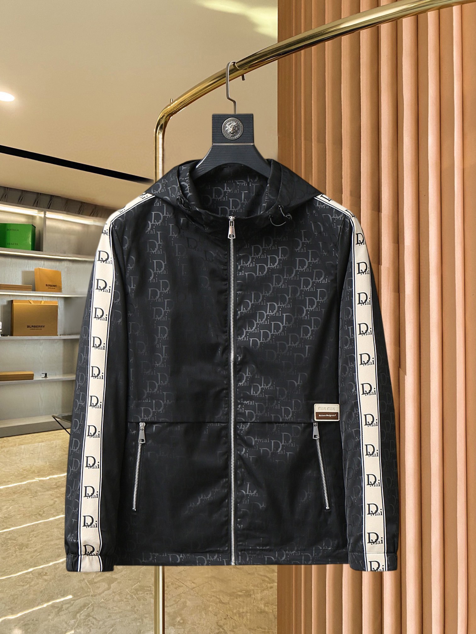 NO:521843,Dior 2025 spring new jacket jacket, the new product on the show is perfect, comfortable and warm when worn on both sides, three-standard full colors and attractive, and the very outstanding design easily advances the sense of fashion, the workmanship is extremely exquisite and rigorous, and the wiring is neat and meticulous!  A masterpiece of a big-name designer!  The upper body doesn't look bloated and super handsome!  Spot code M ~ XXXL,,dior,jackets & coats,jackets & coats,alexander wang19860909迪奥 2025春季新款夹克外套,秀场新品品相非常完美,双面穿舒适保暖,三标齐全色泽饱满诱人,非常出彩的设计,轻松将时髦感进阶,做工极为考究严谨,走线工整细致！大牌设计师巨作！上身不显臃肿、超级帅气！现货码数M ～ XXXL,,dior,jackets & coats,jackets & coats,alexander wang,Men's clothing