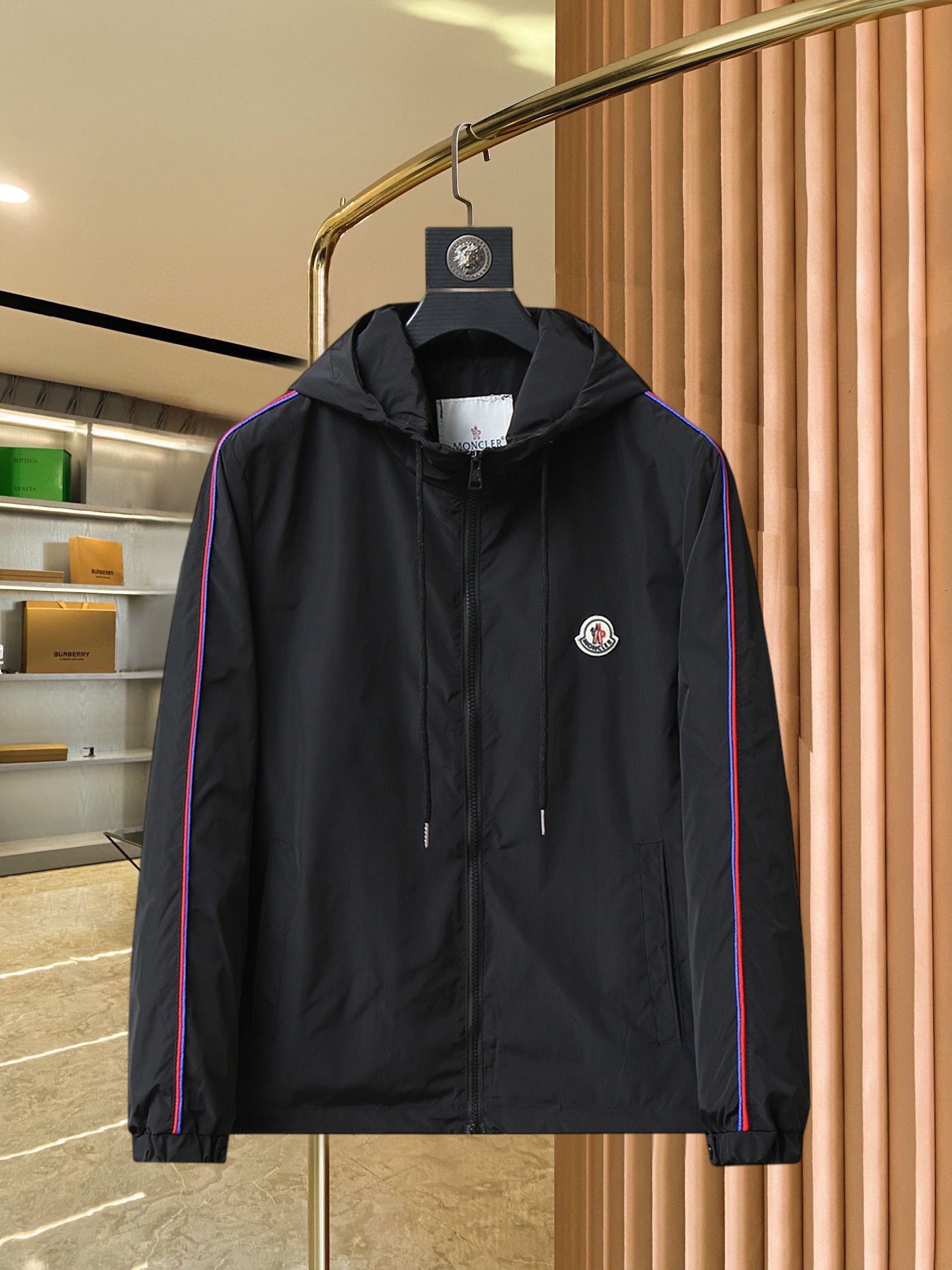 NO:521846,The new 2025 spring jacket, the new product on the show is perfect, comfortable and warm when worn on both sides, the three-standard full color and attractive, and the very outstanding design easily advances the sense of fashion. The workmanship is extremely exquisite and rigorous, and the wiring is neat and meticulous!  A masterpiece of a big-name designer!  The upper body doesn't look bloated and super handsome!  Spot code M ~ XXXL,,Moncler,jackets & coats,jackets & coats,alexander wang19860909蒙口 2025春季新款夹克外套,秀场新品品相非常完美,双面穿舒适保暖,三标齐全色泽饱满诱人,非常出彩的设计,轻松将时髦感进阶,做工极为考究严谨,走线工整细致！大牌设计师巨作！上身不显臃肿、超级帅气！现货码数M ～ XXXL,,Moncler,jackets & coats,jackets & coats,alexander wang,Men's clothing