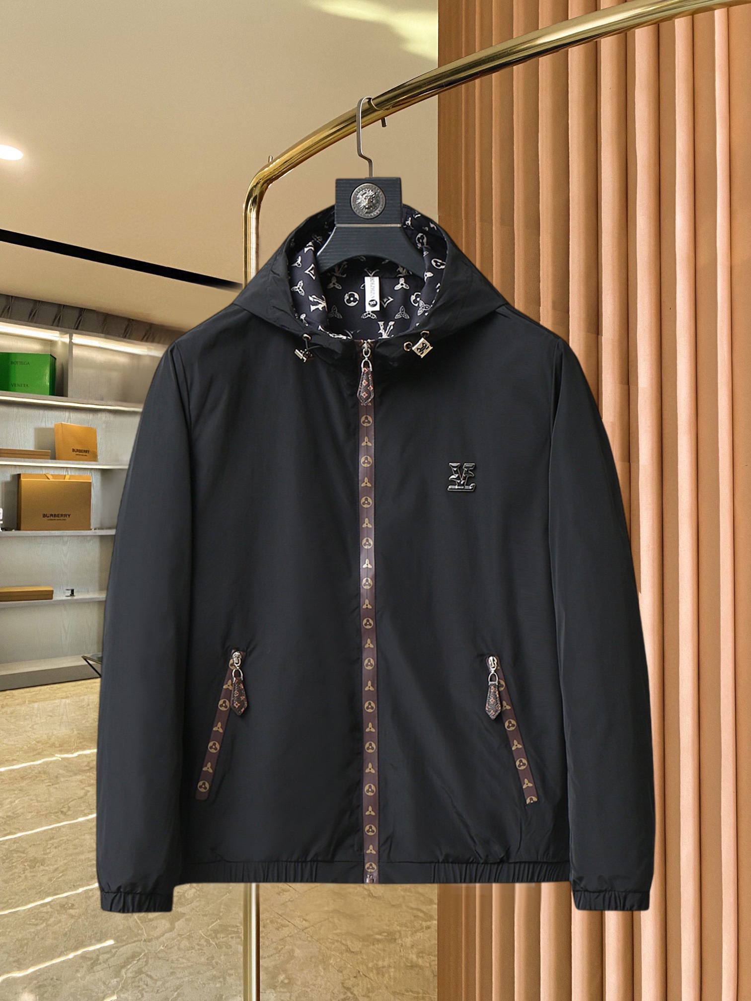 NO:521849,Lv 2025 spring new jacket jacket, the new product on the show is perfect, comfortable and warm when worn on both sides, three-standard full color and attractive, and the very outstanding design easily advances the sense of fashion, the workmanship is extremely exquisite and rigorous, and the wiring is neat and meticulous!  A masterpiece of a big-name designer!  The upper body doesn't look bloated and super handsome!  Spot code M ~ XXXL,,louis vuitton,jackets & coats,jackets & coats,alexander wang19860909Lv 2025春季新款夹克外套,秀场新品品相非常完美,双面穿舒适保暖,三标齐全色泽饱满诱人,非常出彩的设计,轻松将时髦感进阶,做工极为考究严谨,走线工整细致！大牌设计师巨作！上身不显臃肿、超级帅气！现货码数M ～ XXXL,,louis vuitton,jackets & coats,jackets & coats,alexander wang,Men's clothing