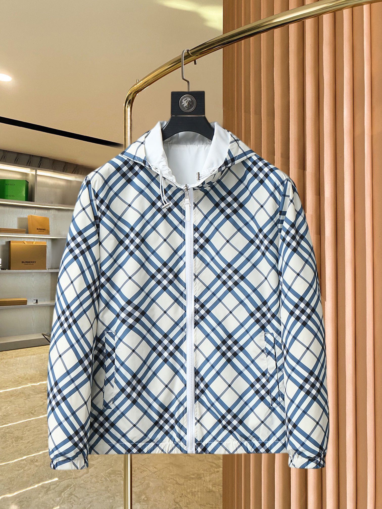 NO:521852,Burberry's new spring jacket for 2025, the new product on the show is perfect, comfortable and warm when worn on both sides, three-standard full color and attractive, and the very outstanding design easily advances the sense of fashion, the workmanship is extremely exquisite and rigorous, and the wiring is neat and meticulous!  A masterpiece of a big-name designer!  The upper body doesn't look bloated and super handsome!  Spot code M ~ XXXL,,burberry,jackets & coats,jackets & coats,alexander wang19860909巴宝莉 2025春季新款夹克外套,秀场新品品相非常完美,双面穿舒适保暖,三标齐全色泽饱满诱人,非常出彩的设计,轻松将时髦感进阶,做工极为考究严谨,走线工整细致！大牌设计师巨作！上身不显臃肿、超级帅气！现货码数M ～ XXXL,,burberry,jackets & coats,jackets & coats,alexander wang,Men's clothing