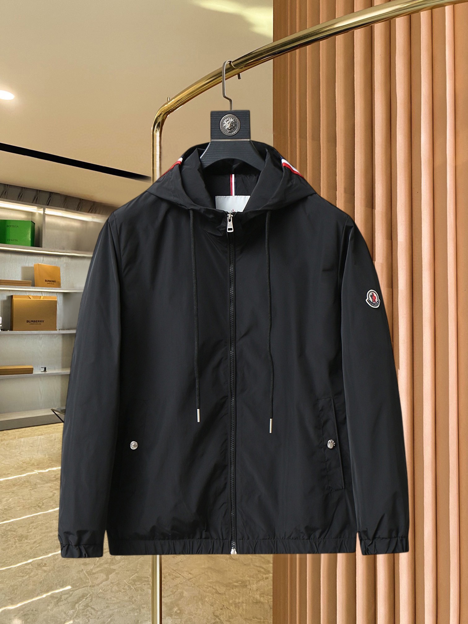 NO:521826,The new 2025 spring jacket, the new product on the show is perfect, comfortable and warm when worn on both sides, the three-standard full color and attractive, and the very outstanding design easily advances the sense of fashion. The workmanship is extremely exquisite and rigorous, and the wiring is neat and meticulous!  A masterpiece of a big-name designer!  The upper body doesn't look bloated and super handsome!  Spot code M ~ XXXL,,Moncler,jackets & coats,jackets & coats,alexander wang19860909蒙口 2025春季新款夹克外套,秀场新品品相非常完美,双面穿舒适保暖,三标齐全色泽饱满诱人,非常出彩的设计,轻松将时髦感进阶,做工极为考究严谨,走线工整细致！大牌设计师巨作！上身不显臃肿、超级帅气！现货码数M ～ XXXL,,Moncler,jackets & coats,jackets & coats,alexander wang,Men's clothing