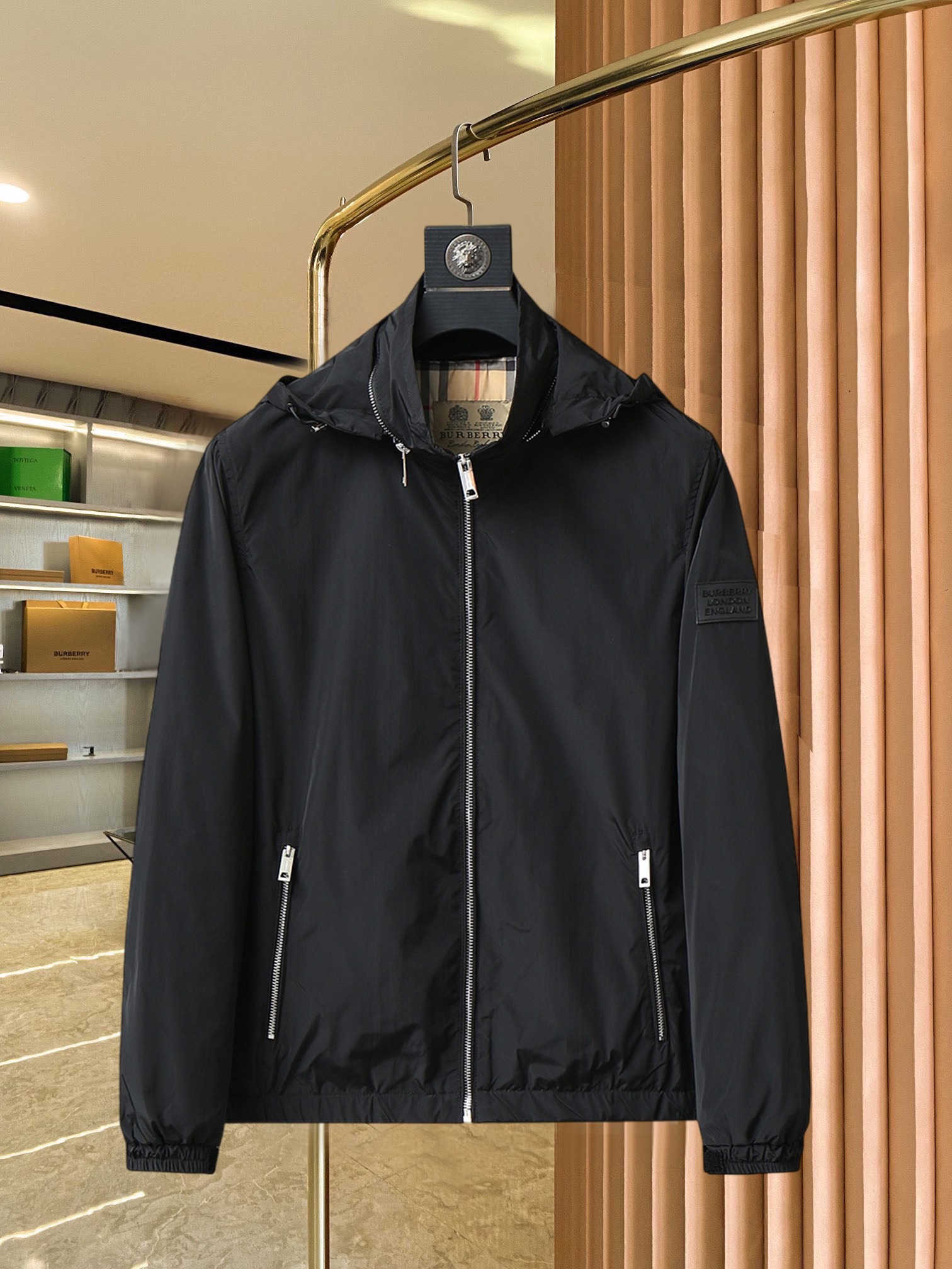 NO:521829,Burberry's new spring jacket for 2025, the new product on the show is perfect, comfortable and warm when worn on both sides, three-standard full color and attractive, and the very outstanding design easily advances the sense of fashion, the workmanship is extremely exquisite and rigorous, and the wiring is neat and meticulous!  A masterpiece of a big-name designer!  The upper body doesn't look bloated and super handsome!  Spot code M ~ XXXL,,burberry,jackets & coats,jackets & coats,alexander wang19860909巴宝莉 2025春季新款夹克外套,秀场新品品相非常完美,双面穿舒适保暖,三标齐全色泽饱满诱人,非常出彩的设计,轻松将时髦感进阶,做工极为考究严谨,走线工整细致！大牌设计师巨作！上身不显臃肿、超级帅气！现货码数M ～ XXXL,,burberry,jackets & coats,jackets & coats,alexander wang,Men's clothing