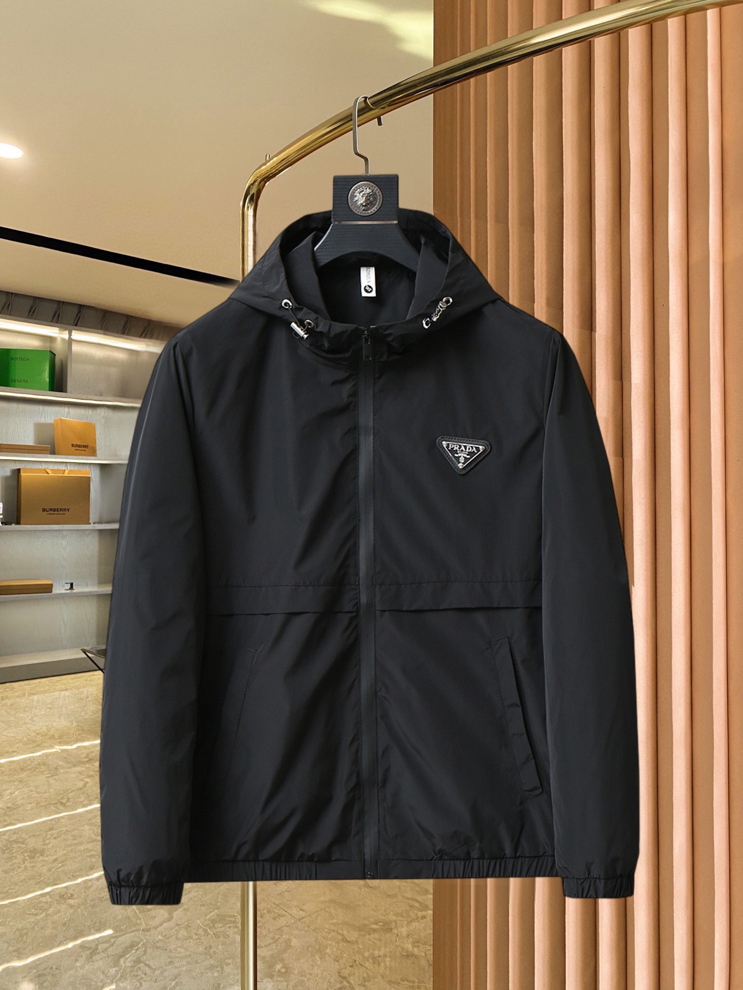 NO:521832,Prada's new spring jacket for 2025, the new product on the show is perfect, comfortable and warm when worn on both sides, three-standard full color and attractive, and the very outstanding design easily advances the sense of fashion, the workmanship is extremely exquisite and rigorous, and the wiring is neat and meticulous!  A masterpiece of a big-name designer!  The upper body doesn't look bloated and super handsome!  Spot code M ~ XXXL,,prada,jackets & coats,jackets & coats,alexander wang19860909普拉达 2025春季新款夹克外套,秀场新品品相非常完美,双面穿舒适保暖,三标齐全色泽饱满诱人,非常出彩的设计,轻松将时髦感进阶,做工极为考究严谨,走线工整细致！大牌设计师巨作！上身不显臃肿、超级帅气！现货码数M ～ XXXL,,prada,jackets & coats,jackets & coats,alexander wang,Men's clothing