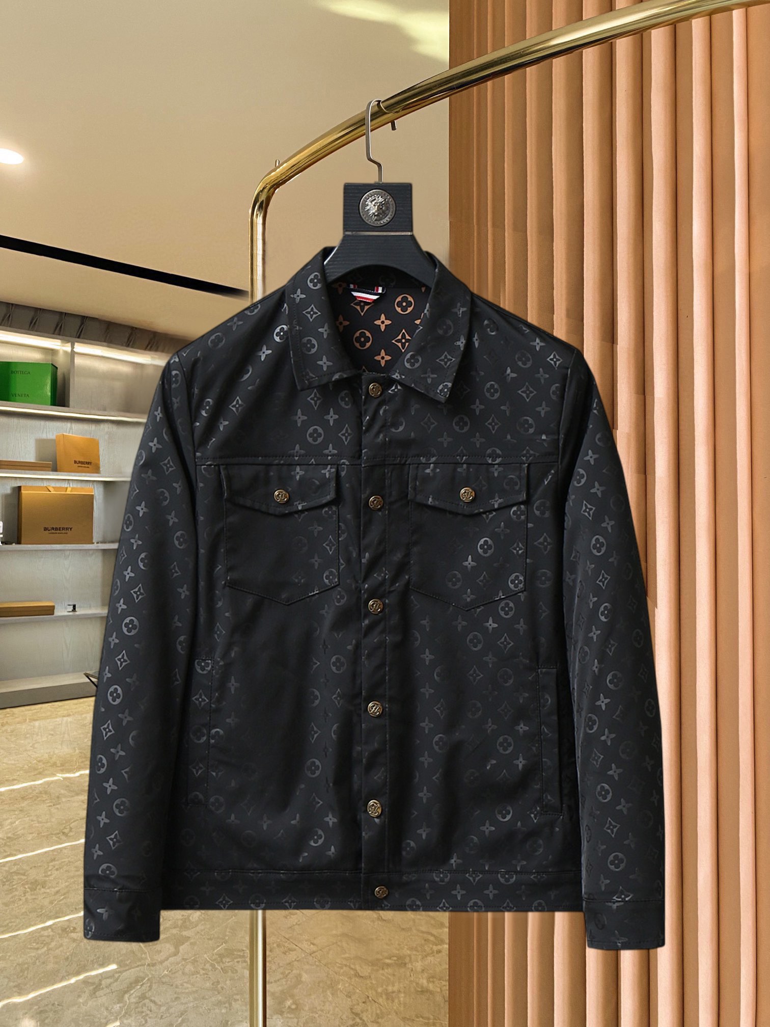 NO:521835,Lv 2025 spring new jacket jacket, the new product on the show is perfect, comfortable and warm when worn on both sides, three-standard full color and attractive, and the very outstanding design easily advances the sense of fashion, the workmanship is extremely exquisite and rigorous, and the wiring is neat and meticulous!  A masterpiece of a big-name designer!  The upper body doesn't look bloated and super handsome!  Spot code M ~ XXXL,,louis vuitton,jackets & coats,jackets & coats,alexander wang19860909Lv 2025春季新款夹克外套,秀场新品品相非常完美,双面穿舒适保暖,三标齐全色泽饱满诱人,非常出彩的设计,轻松将时髦感进阶,做工极为考究严谨,走线工整细致！大牌设计师巨作！上身不显臃肿、超级帅气！现货码数M ～ XXXL,,louis vuitton,jackets & coats,jackets & coats,alexander wang,Men's clothing