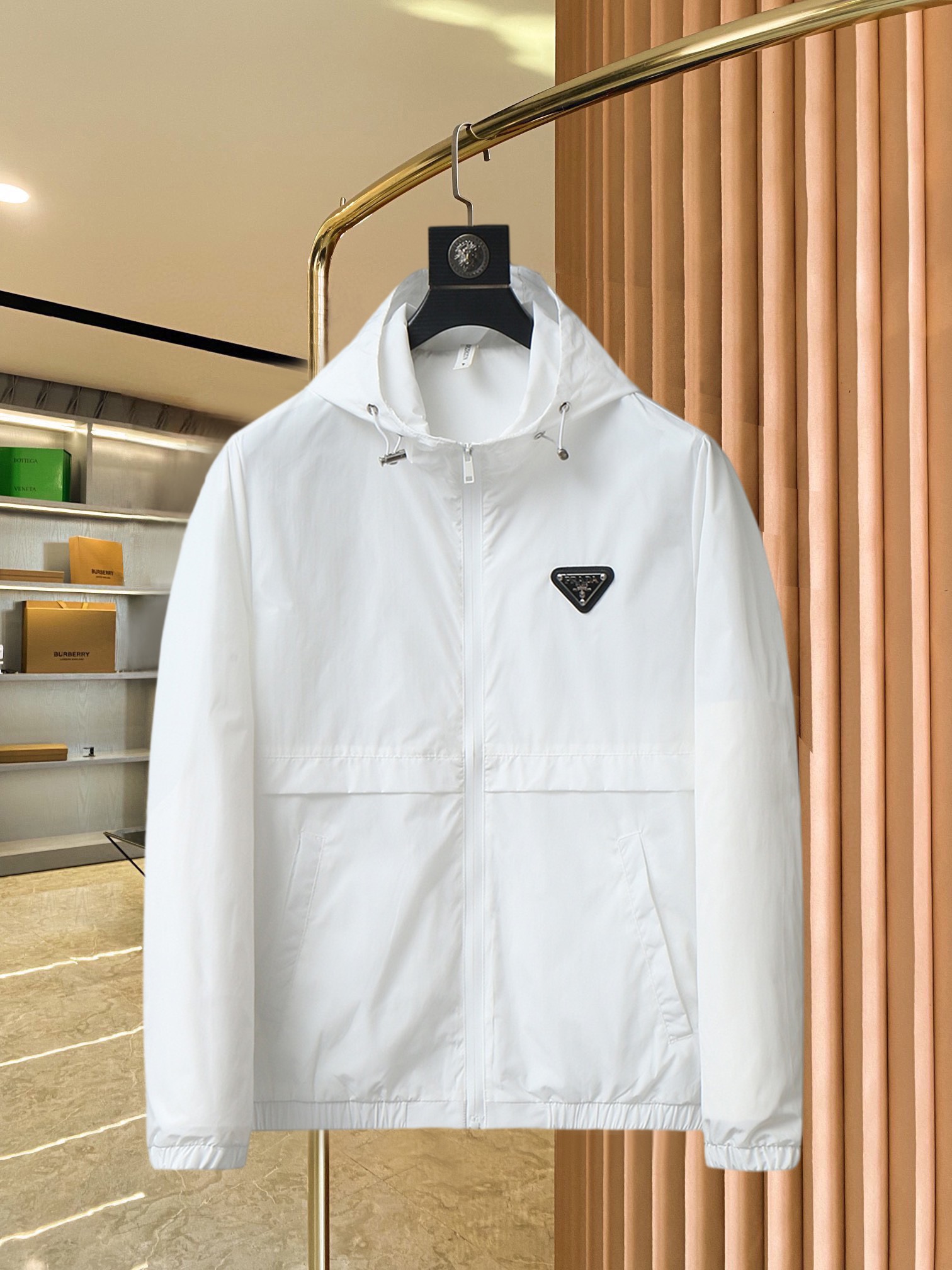 NO:521838,Prada's new spring jacket for 2025, the new product on the show is perfect, comfortable and warm when worn on both sides, three-standard full color and attractive, and the very outstanding design easily advances the sense of fashion, the workmanship is extremely exquisite and rigorous, and the wiring is neat and meticulous!  A masterpiece of a big-name designer!  The upper body doesn't look bloated and super handsome!  Spot code M ~ XXXL,,prada,jackets & coats,jackets & coats,alexander wang19860909普拉达 2025春季新款夹克外套,秀场新品品相非常完美,双面穿舒适保暖,三标齐全色泽饱满诱人,非常出彩的设计,轻松将时髦感进阶,做工极为考究严谨,走线工整细致！大牌设计师巨作！上身不显臃肿、超级帅气！现货码数M ～ XXXL,,prada,jackets & coats,jackets & coats,alexander wang,Men's clothing