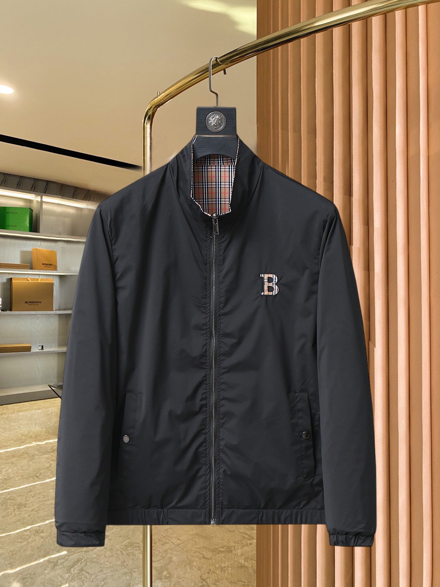 NO:521841,Burberry's new spring jacket for 2025, the new product on the show is perfect, comfortable and warm when worn on both sides, three-standard full color and attractive, and the very outstanding design easily advances the sense of fashion, the workmanship is extremely exquisite and rigorous, and the wiring is neat and meticulous!  A masterpiece of a big-name designer!  The upper body doesn't look bloated and super handsome!  Spot code M ~ XXXL,,burberry,jackets & coats,jackets & coats,alexander wang19860909巴宝莉 2025春季新款夹克外套,秀场新品品相非常完美,双面穿舒适保暖,三标齐全色泽饱满诱人,非常出彩的设计,轻松将时髦感进阶,做工极为考究严谨,走线工整细致！大牌设计师巨作！上身不显臃肿、超级帅气！现货码数M ～ XXXL,,burberry,jackets & coats,jackets & coats,alexander wang,Men's clothing