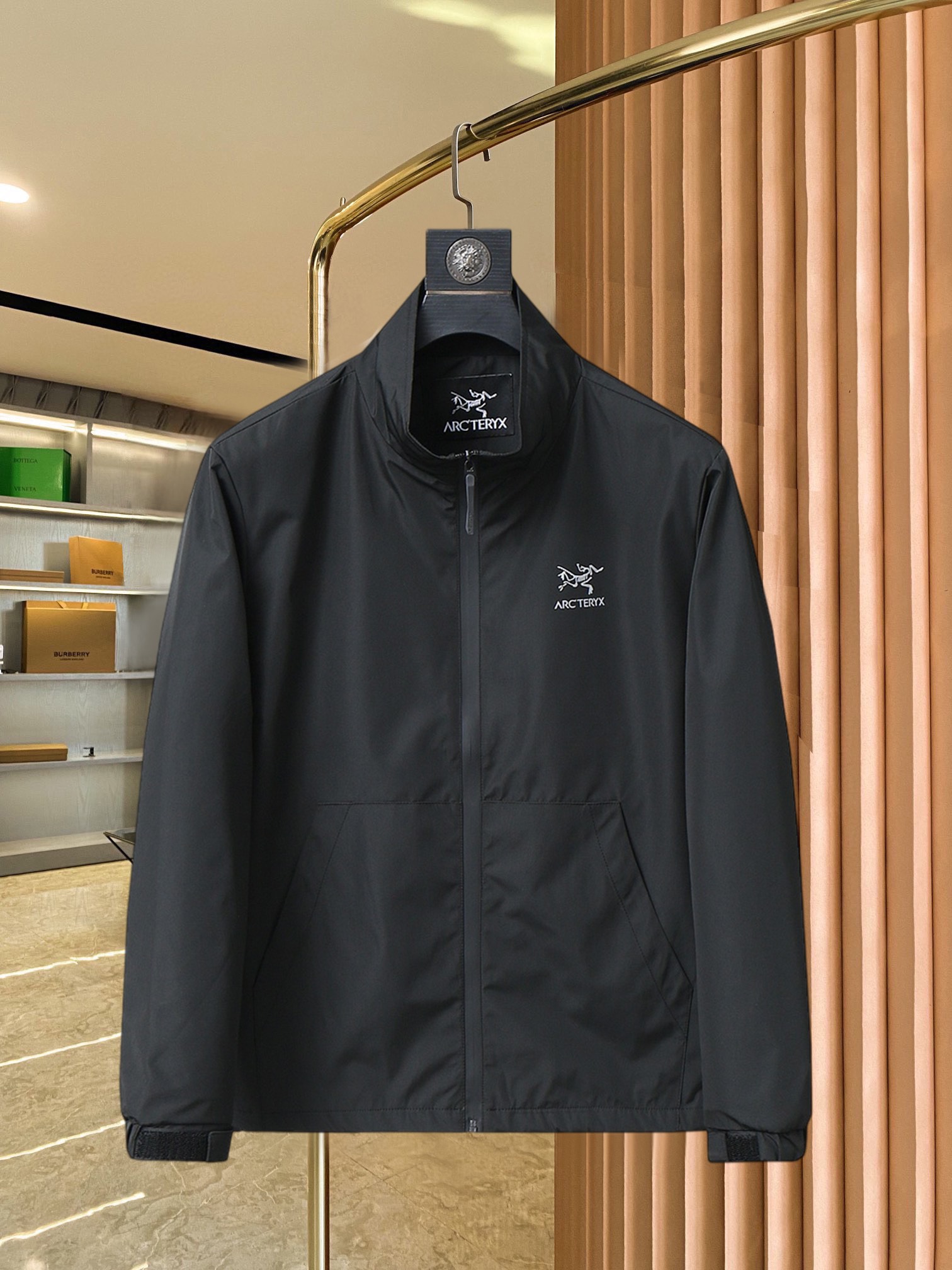 NO:521844,Archaeopteryx 2025 spring new jacket, the new product on the show is perfect, comfortable and warm when worn on both sides, three-standard full color and attractive, and the very outstanding design easily advances the sense of fashion, the workmanship is extremely exquisite and rigorous, and the wiring is neat and meticulous!  A masterpiece of a big-name designer!  The upper body doesn't look bloated and super handsome!  Spot code M ~ XXXL,arc'teryx,jackets & coats,jackets & coats,alexander wang19860909始祖鸟 2025春季新款夹克外套,秀场新品品相非常完美,双面穿舒适保暖,三标齐全色泽饱满诱人,非常出彩的设计,轻松将时髦感进阶,做工极为考究严谨,走线工整细致！大牌设计师巨作！上身不显臃肿、超级帅气！现货码数M ～ XXXL,arc'teryx,jackets & coats,jackets & coats,alexander wang,Men's clothing