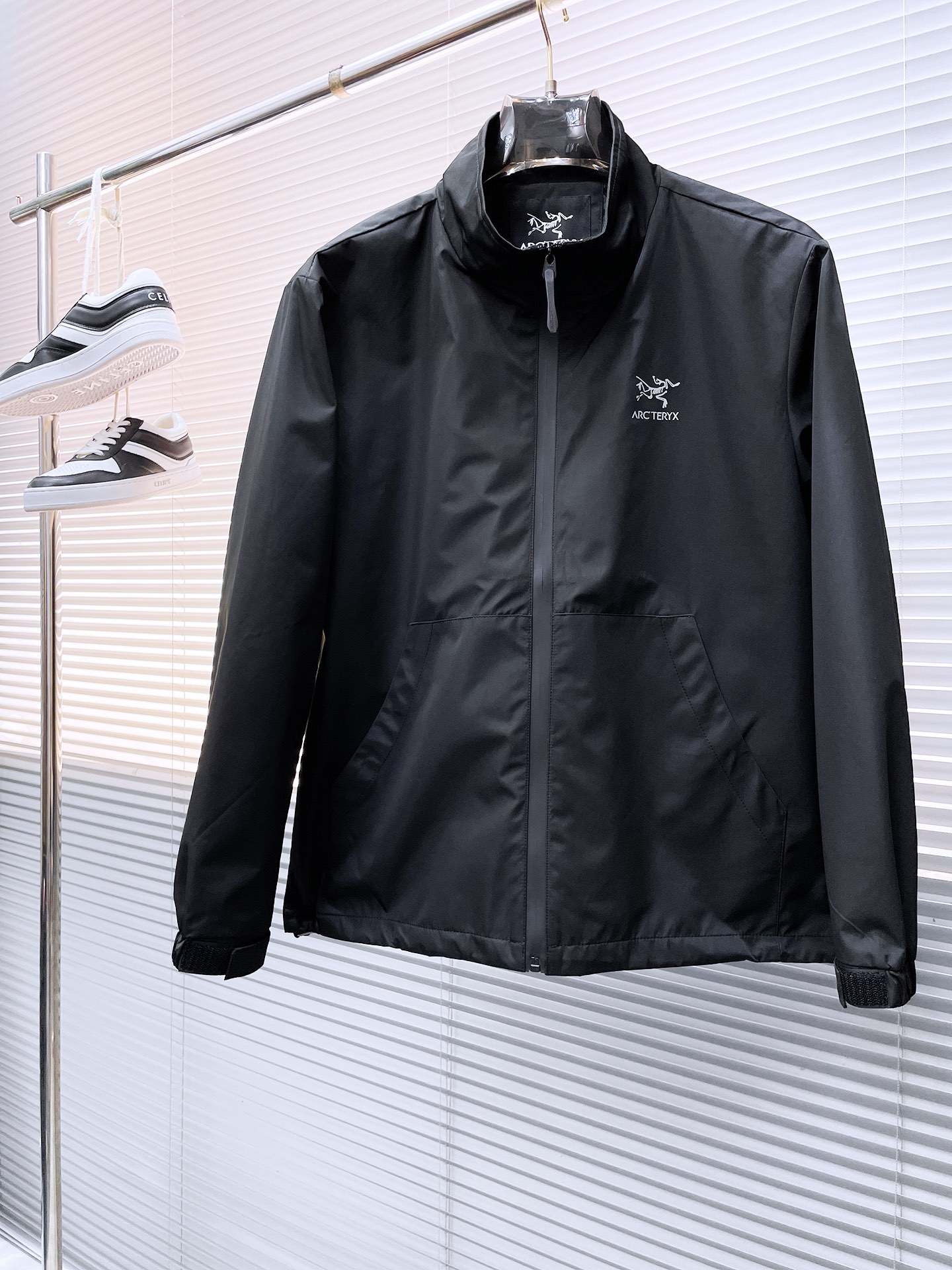 NO:524061,Archaeopteryx 2025 autumn new jacket, the new product on the show is perfect, comfortable and warm, the three standards are complete in color and full and attractive, and the very outstanding design easily advances the sense of fashion. The workmanship is extremely exquisite and rigorous, and the wiring is neat and meticulous!  A masterpiece of a big-name designer!  The upper body doesn't look bloated and super handsome!  Spot code M ~ XXXL,arc'teryx,jackets & coats,jackets & coats,alexander wang19860909始祖鸟 2025秋季新款夹克外套,秀场新品品相非常完美,舒适保暖,三标齐全色泽饱满诱人,非常出彩的设计,轻松将时髦感进阶,做工极为考究严谨,走线工整细致！大牌设计师巨作！上身不显臃肿、超级帅气！现货码数M ～ XXXL,arc'teryx,jackets & coats,jackets & coats,alexander wang,Men's clothing