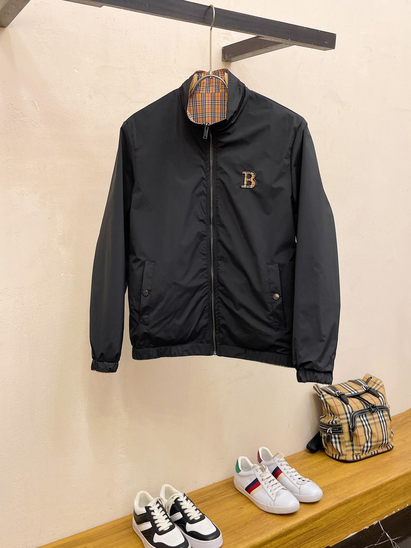 NO:522994,Burberry's new spring 2025 men's jacket, original single three-standard full high-end version!  Customized fabrics for counters are breathable and comfortable, with impeccable details, brand elements design concept, professional purchasing level reflects high quality. The feel is delicate and soft!  It is casually cut, with a great upper body style!  Code number M~XXXL, burberry, jackets & coats, jackets & coats, alexander wang19860909巴宝莉2025春季新款男士夹克外套,原单三标齐全高端版本！专柜定制面料 透气舒适度高,细节无可挑剔,品牌元素设计理念,专业代购级体现高品质.手感细腻柔软！呈现休闲裁剪,上身版型超赞！码数M～XXXL,,burberry,jackets & coats,jackets & coats,alexander wang,Men's clothing