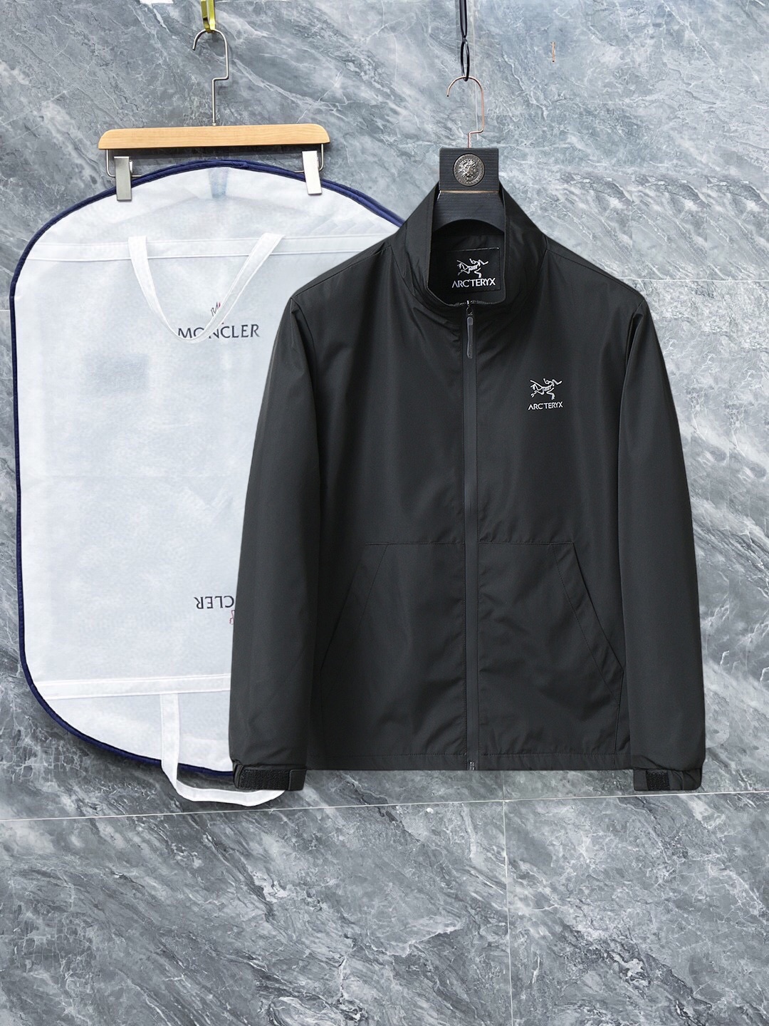 NO:528286,Archaeopteryx 2025 autumn new jacket, the new product on the show is perfect, comfortable and warm when worn on both sides, three-standard full color and attractive, and the very outstanding design easily advances the sense of fashion, the workmanship is extremely exquisite and rigorous, and the wiring is neat and meticulous!  A masterpiece of a big-name designer!  The upper body doesn't look bloated and super handsome!  Spot code M ~ XXXL,arc'teryx,jackets & coats,jackets & coats,alexander wang19860909始祖鸟 2025秋季新款夹克外套,秀场新品品相非常完美,双面穿舒适保暖,三标齐全色泽饱满诱人,非常出彩的设计,轻松将时髦感进阶,做工极为考究严谨,走线工整细致！大牌设计师巨作！上身不显臃肿、超级帅气！现货码数M ～ XXXL,arc'teryx,jackets & coats,jackets & coats,alexander wang,Men's clothing