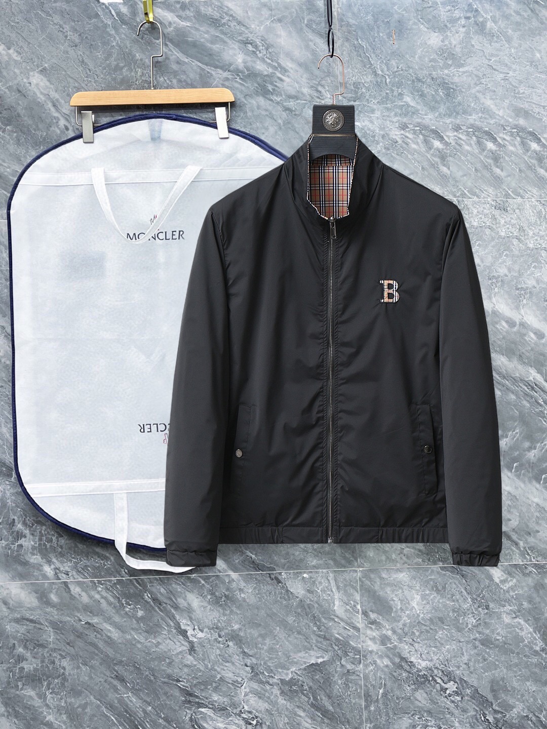 NO:528289,Burberry's new autumn jacket 2025, the new product on the show is perfect, comfortable and warm when worn on both sides, full and attractive colors, and a very brilliant design that easily advances the sense of fashion, extremely exquisite and rigorous workmanship, neat and meticulous route!  A masterpiece of a big-name designer!  The upper body doesn't look bloated and super handsome!  Spot code M ~ XXXL,,burberry,jackets & coats,jackets & coats,alexander wang19860909巴宝莉2025秋季新款夹克外套,秀场新品品相非常完美,双面穿舒适保暖,三标齐全色泽饱满诱人,非常出彩的设计,轻松将时髦感进阶,做工极为考究严谨,走线工整细致！大牌设计师巨作！上身不显臃肿、超级帅气！现货码数M ～ XXXL,,burberry,jackets & coats,jackets & coats,alexander wang,Men's clothing