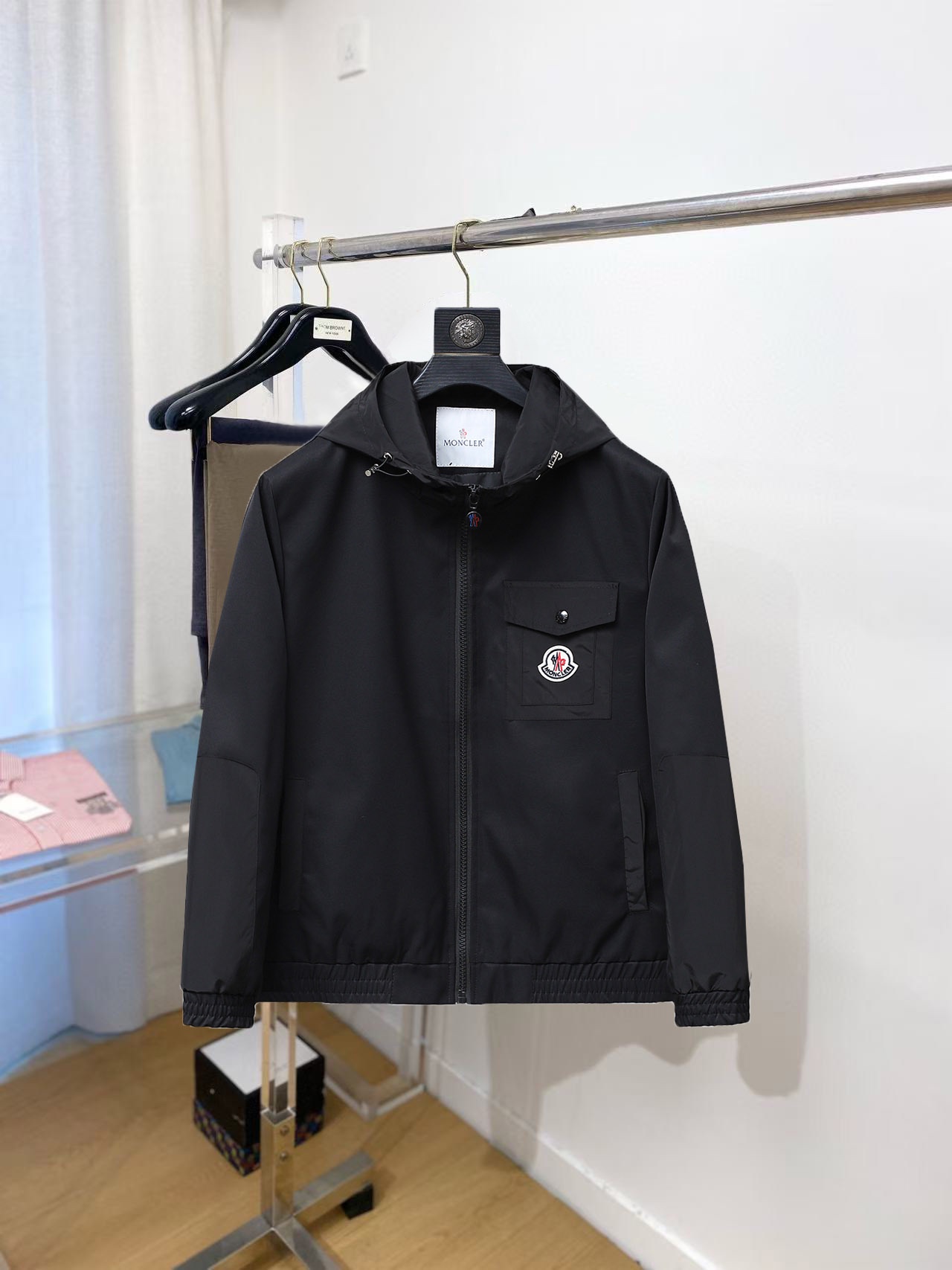 NO:529596,The new autumn jacket is covered with a perfect appearance on the show. It is comfortable and warm when worn on both sides. The three-standard color is full and attractive. The very outstanding design easily advances the sense of fashion. The workmanship is extremely exquisite and rigorous, and the wiring is neat and meticulous!  A masterpiece of a big-name designer!  The upper body doesn't look bloated and super handsome!  Spot code M ~ XXXL,,Moncler,jackets & coats,jackets & coats,alexander wang19860909蒙口 秋季新款夹克外套,秀场新品品相非常完美,双面穿舒适保暖,三标齐全色泽饱满诱人,非常出彩的设计,轻松将时髦感进阶,做工极为考究严谨,走线工整细致！大牌设计师巨作！上身不显臃肿、超级帅气！现货码数M ～ XXXL,,Moncler,jackets & coats,jackets & coats,alexander wang,Men's clothing