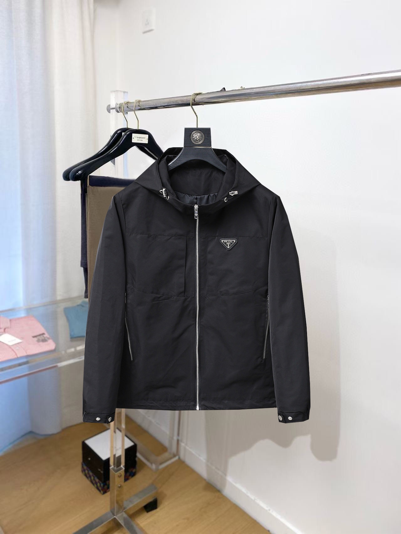 NO:530496,Prada 2025 autumn new jacket jacket, the new product on the show is perfect, comfortable and warm when worn on both sides, full and attractive colors, and a very outstanding design, which easily advances the sense of fashion, extremely exquisite workmanship, neat and meticulous routes!  A masterpiece of a big-name designer!  The upper body doesn't look bloated and super handsome!  Spot code M ~ XXXL,,prada,jackets & coats,jackets & coats,alexander wang19860909普拉达 2025秋季新款夹克外套,秀场新品品相非常完美,双面穿舒适保暖,三标齐全色泽饱满诱人,非常出彩的设计,轻松将时髦感进阶,做工极为考究严谨,走线工整细致！大牌设计师巨作！上身不显臃肿、超级帅气！现货码数M ～ XXXL,,prada,jackets & coats,jackets & coats,alexander wang,Men's clothing