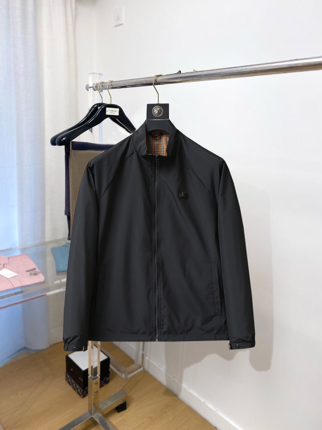 NO:529598,Burberry's new autumn jacket, the new product on the show is perfect, comfortable and warm when worn on both sides, three-standard full color and attractive, and the very outstanding design easily advances the sense of fashion, the workmanship is extremely exquisite and rigorous, and the wiring is neat and meticulous!  A masterpiece of a big-name designer!  The upper body doesn't look bloated and super handsome!  Spot code M ~ XXXL,,burberry,jackets & coats,jackets & coats,alexander wang19860909巴宝莉 秋季新款夹克外套,秀场新品品相非常完美,双面穿舒适保暖,三标齐全色泽饱满诱人,非常出彩的设计,轻松将时髦感进阶,做工极为考究严谨,走线工整细致！大牌设计师巨作！上身不显臃肿、超级帅气！现货码数M ～ XXXL,,burberry,jackets & coats,jackets & coats,alexander wang,Men's clothing