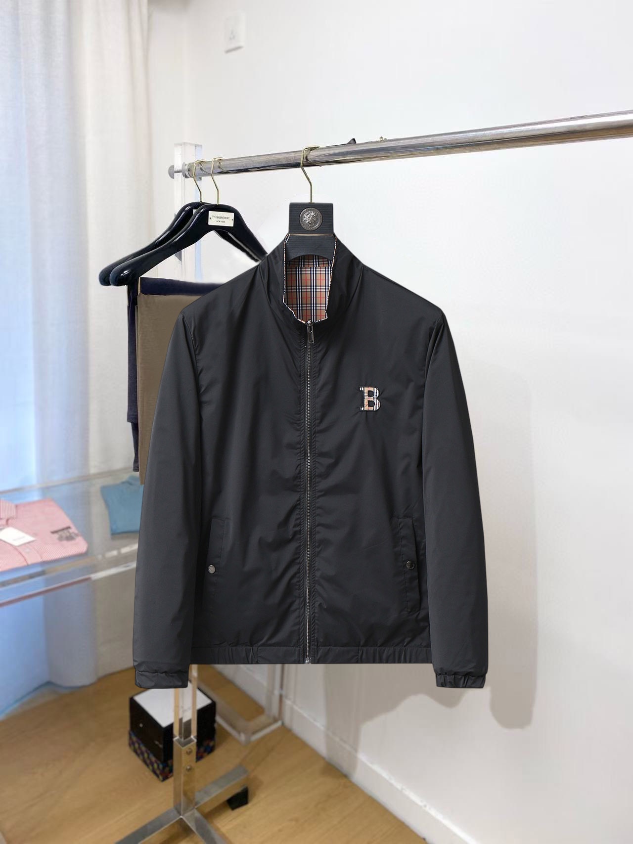 NO:529600,Burberry's new autumn jacket, the new product on the show is perfect, comfortable and warm when worn on both sides, three-standard full color and attractive, and the very outstanding design easily advances the sense of fashion, the workmanship is extremely exquisite and rigorous, and the wiring is neat and meticulous!  A masterpiece of a big-name designer!  The upper body doesn't look bloated and super handsome!  Spot code M ~ XXXL,,burberry,jackets & coats,jackets & coats,alexander wang19860909巴宝莉 秋季新款夹克外套,秀场新品品相非常完美,双面穿舒适保暖,三标齐全色泽饱满诱人,非常出彩的设计,轻松将时髦感进阶,做工极为考究严谨,走线工整细致！大牌设计师巨作！上身不显臃肿、超级帅气！现货码数M ～ XXXL,,burberry,jackets & coats,jackets & coats,alexander wang,Men's clothing