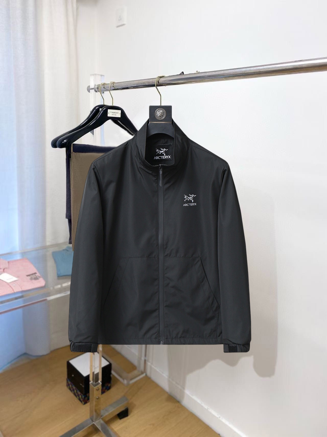 NO:529602,Archaeopteryx autumn new jacket, the new product on the show is perfect, comfortable and warm when worn on both sides, complete three-standard color and attractive, and the very outstanding design easily advances the sense of fashion, extremely exquisite workmanship, neat and meticulous route!  A masterpiece of a big-name designer!  The upper body doesn't look bloated and super handsome!  Spot code M ~ XXXL,arc'teryx,jackets & coats,jackets & coats,alexander wang19860909始祖鸟 秋季新款夹克外套,秀场新品品相非常完美,双面穿舒适保暖,三标齐全色泽饱满诱人,非常出彩的设计,轻松将时髦感进阶,做工极为考究严谨,走线工整细致！大牌设计师巨作！上身不显臃肿、超级帅气！现货码数M ～ XXXL,arc'teryx,jackets & coats,jackets & coats,alexander wang,Men's clothing