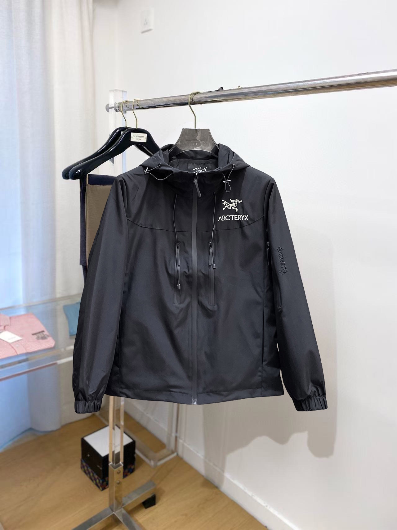 NO:529604,The new autumn jacket of Archaeopteryx is perfect for the show. It is comfortable and warm when wearing on both sides. The three-standard color is full and attractive. It is a very brilliant design that easily advances the sense of fashion. The workmanship is extremely exquisite and rigorous, and the wiring is neat and meticulous!  A masterpiece of a big-name designer!  The upper body doesn't look bloated and super handsome!  Spot code M ~ XXXL,arc'teryx,jackets & coats,jackets & coats,alexander wang19860909始祖鸟秋季新款夹克外套,秀场新品品相非常完美,双面穿舒适保暖,三标齐全色泽饱满诱人,非常出彩的设计,轻松将时髦感进阶,做工极为考究严谨,走线工整细致！大牌设计师巨作！上身不显臃肿、超级帅气！现货码数M ～ XXXL,arc'teryx,jackets & coats,jackets & coats,alexander wang,Men's clothing