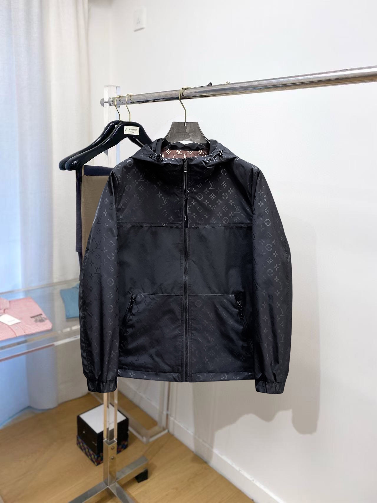 NO:529605,Lv autumn new jacket, the new product on the show is perfect, comfortable and warm when worn on both sides, three-standard full color and attractive, and the very outstanding design easily advances the sense of fashion, the workmanship is extremely exquisite and rigorous, and the wiring is neat and meticulous!  A masterpiece of a big-name designer!  The upper body doesn't look bloated and super handsome!  Spot code M ~ XXXL,,louis vuitton,jackets & coats,jackets & coats,alexander wang19860909Lv 秋季新款夹克外套,秀场新品品相非常完美,双面穿舒适保暖,三标齐全色泽饱满诱人,非常出彩的设计,轻松将时髦感进阶,做工极为考究严谨,走线工整细致！大牌设计师巨作！上身不显臃肿、超级帅气！现货码数M ～ XXXL,,louis vuitton,jackets & coats,jackets & coats,alexander wang,Men's clothing