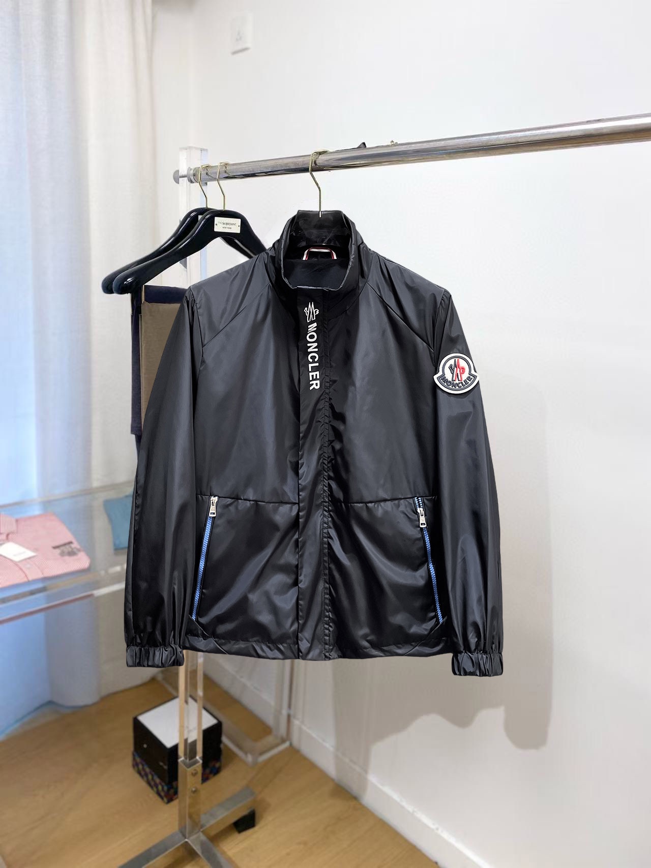 NO:529608,The new autumn jacket is covered with a perfect appearance on the show. It is comfortable and warm when worn on both sides. The three-standard color is full and attractive. The very outstanding design easily advances the sense of fashion. The workmanship is extremely exquisite and rigorous, and the wiring is neat and meticulous!  A masterpiece of a big-name designer!  The upper body doesn't look bloated and super handsome!  Spot code M ~ XXXL,,Moncler,jackets & coats,jackets & coats,alexander wang19860909蒙口 秋季新款夹克外套,秀场新品品相非常完美,双面穿舒适保暖,三标齐全色泽饱满诱人,非常出彩的设计,轻松将时髦感进阶,做工极为考究严谨,走线工整细致！大牌设计师巨作！上身不显臃肿、超级帅气！现货码数M ～ XXXL,,Moncler,jackets & coats,jackets & coats,alexander wang,Men's clothing