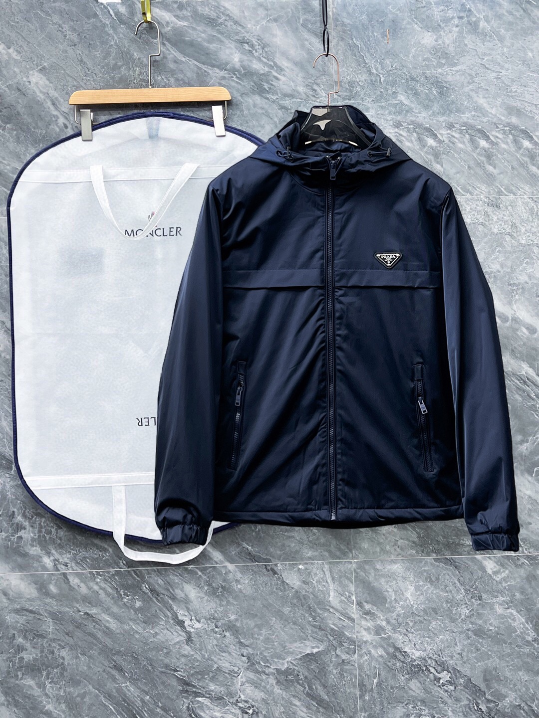 NO:598143,Prada's new 2025ss winter down jacket with all three standards is in perfect condition. It's comfortable and warm, and the color is full and attractive. The design is very outstanding, and it can easily enhance the sense of fashion. The workmanship is extremely sophisticated and rigorous, and the wiring is neat and meticulous!  A masterpiece from a famous designer!  The upper body does not look bloated and is super handsome!  Available sizes M ~ XXXL,,prada,jackets & coats,down jacket,alexander wang19860909普拉达 三标齐全 2025ss冬季新款羽绒棉服外套,秀场新品品相非常完美,舒适保暖,色泽饱满诱人,非常出彩的设计,轻松将时髦感进阶,做工极为考究严谨,走线工整细致！大牌设计师巨作！上身不显臃肿、超级帅气！现货码数M ～ XXXL,,prada,jackets & coats,down jacket,alexander wang,Men's clothing