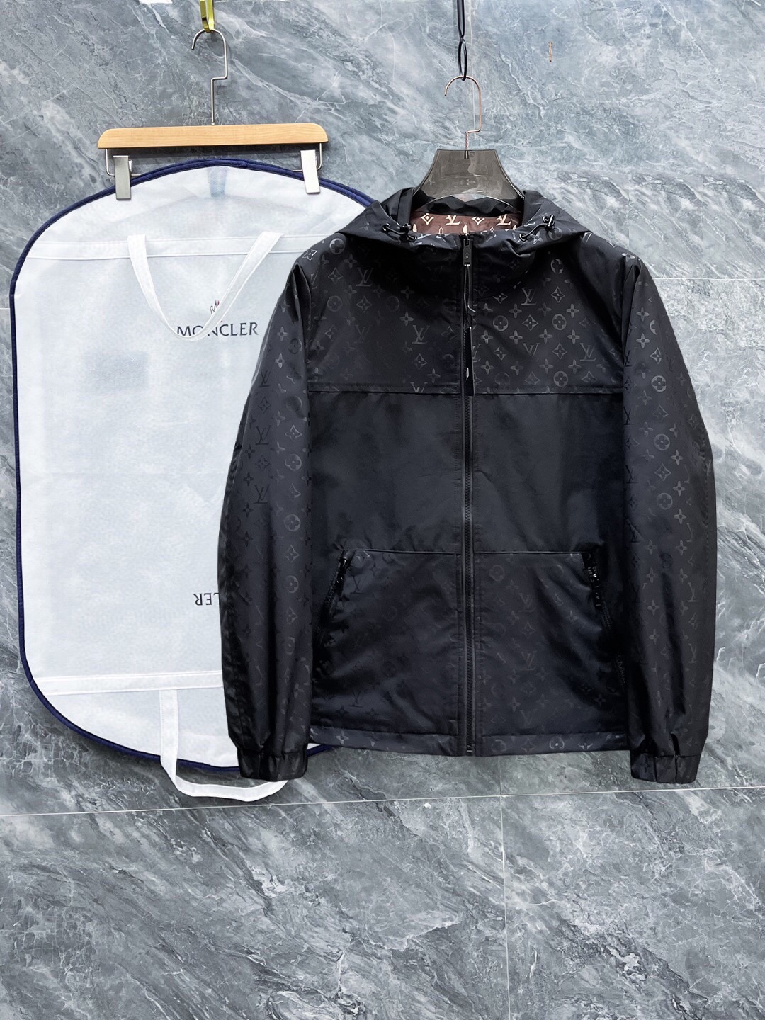 NO:528292,Lv 2025 autumn new jacket jacket, the new product on the show is perfect, comfortable and warm when worn on both sides, three-standard full color and attractive, and the very outstanding design easily advances the sense of fashion, the workmanship is extremely exquisite and rigorous, and the wiring is neat and meticulous!  A masterpiece of a big-name designer!  The upper body doesn't look bloated and super handsome!  Spot code M ~ XXXL,,louis vuitton,jackets & coats,jackets & coats,alexander wang19860909Lv 2025秋季新款夹克外套,秀场新品品相非常完美,双面穿舒适保暖,三标齐全色泽饱满诱人,非常出彩的设计,轻松将时髦感进阶,做工极为考究严谨,走线工整细致！大牌设计师巨作！上身不显臃肿、超级帅气！现货码数M ～ XXXL,,louis vuitton,jackets & coats,jackets & coats,alexander wang,Men's clothing