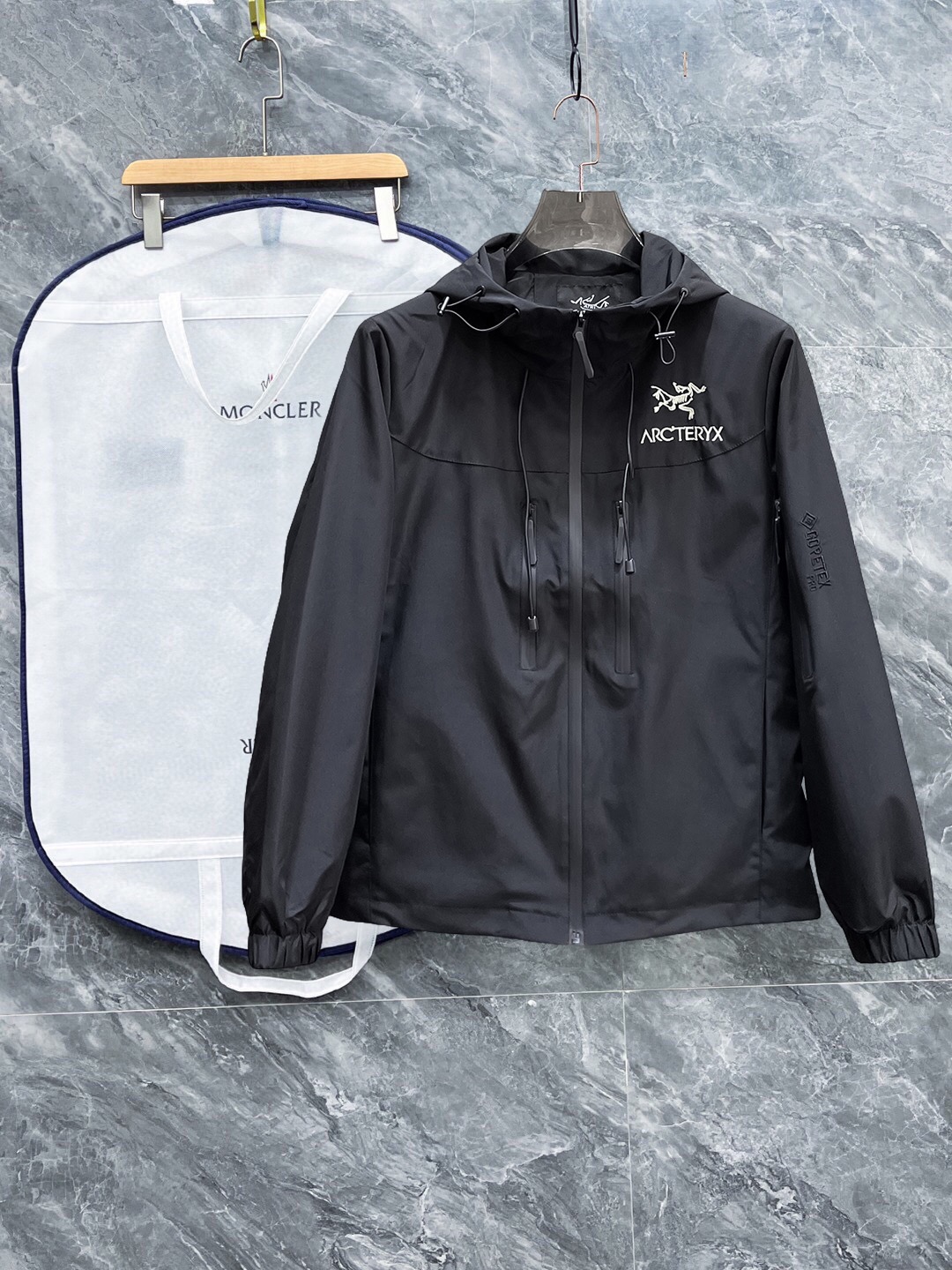 NO:528295,Archaeopteryx 2025 autumn new jacket, the new product on the show is perfect, comfortable and warm when worn on both sides, three-standard full color and attractive, and the very outstanding design easily advances the sense of fashion, the workmanship is extremely exquisite and rigorous, and the wiring is neat and meticulous!  A masterpiece of a big-name designer!  The upper body doesn't look bloated and super handsome!  Spot code M ~ XXXL,arc'teryx,jackets & coats,jackets & coats,alexander wang19860909始祖鸟 2025秋季新款夹克外套,秀场新品品相非常完美,双面穿舒适保暖,三标齐全色泽饱满诱人,非常出彩的设计,轻松将时髦感进阶,做工极为考究严谨,走线工整细致！大牌设计师巨作！上身不显臃肿、超级帅气！现货码数M ～ XXXL,arc'teryx,jackets & coats,jackets & coats,alexander wang,Men's clothing