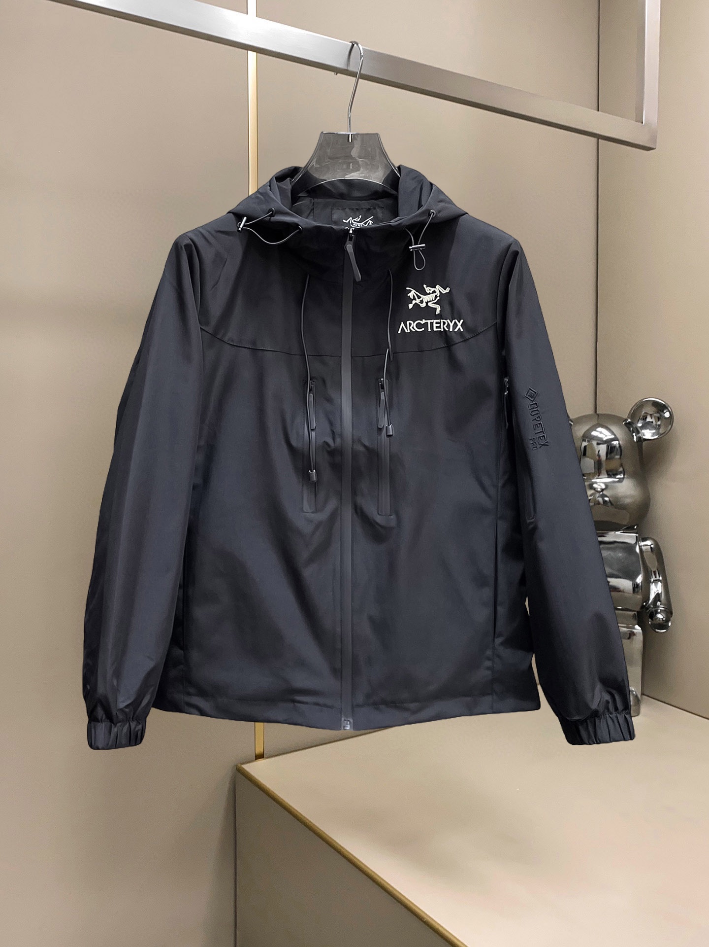 NO:607504,Arc'teryx 2025 new autumn jacket, the new product on the show is in perfect condition, comfortable and warm to wear on both sides, complete with three labels, full and attractive color, very outstanding design, easily upgrades the fashion sense, extremely elegant and rigorous workmanship, neat and meticulous wiring!  A masterpiece from a famous designer!  The upper body does not look bloated and is super handsome!  Available size M ~ XXXL,arc'teryx,jackets & coats,jackets & coats,alexander wang19860909始祖鸟2025秋季新款夹克外套,秀场新品品相非常完美,双面穿舒适保暖,三标齐全色泽饱满诱人,非常出彩的设计,轻松将时髦感进阶,做工极为考究严谨,走线工整细致！大牌设计师巨作！上身不显臃肿、超级帅气！现货码数M ～ XXXL,arc'teryx,jackets & coats,jackets & coats,alexander wang,Men's clothing