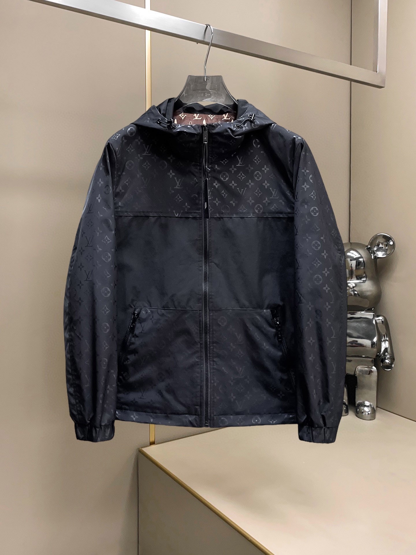 NO:607516,LV 2025 new autumn jacket, the new product on the show is in perfect condition, comfortable and warm to wear on both sides, complete with three labels, full and attractive color, very outstanding design, easily upgrades the fashion sense, extremely elegant and rigorous workmanship, neat and meticulous wiring!  A masterpiece from a famous designer!  The upper body does not look bloated and is super handsome!  Available sizes M ~ XXXL,,louis vuitton,jackets & coats,jackets & coats,alexander wang19860909Lv 2025秋季新款夹克外套,秀场新品品相非常完美,双面穿舒适保暖,三标齐全色泽饱满诱人,非常出彩的设计,轻松将时髦感进阶,做工极为考究严谨,走线工整细致！大牌设计师巨作！上身不显臃肿、超级帅气！现货码数M ～ XXXL,,louis vuitton,jackets & coats,jackets & coats,alexander wang,Men's clothing