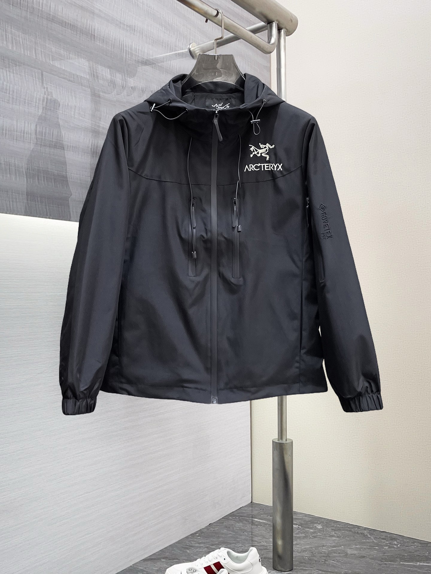 NO:568383,Arc'teryx 2025 spring new men's jacket, original three-standard high-end version!  Custom-made fabrics at the counter are highly breathable and comfortable, with impeccable details, brand element design concepts, and professional purchase-level reflection of high quality. It feels delicate and soft!  It presents a casual cut and the upper body shape is awesome!  Size M～XXXL,arc'teryx,jackets & coats,jackets & coats,alexander wang19860909始祖鸟2025春季新款男士夹克外套,原单三标齐全高端版本！专柜定制面料 透气舒适度高,细节无可挑剔,品牌元素设计理念,专业代购级体现高品质.手感细腻柔软！呈现休闲裁剪,上身版型超赞！码数M～XXXL,arc'teryx,jackets & coats,jackets & coats,alexander wang,Men's clothing