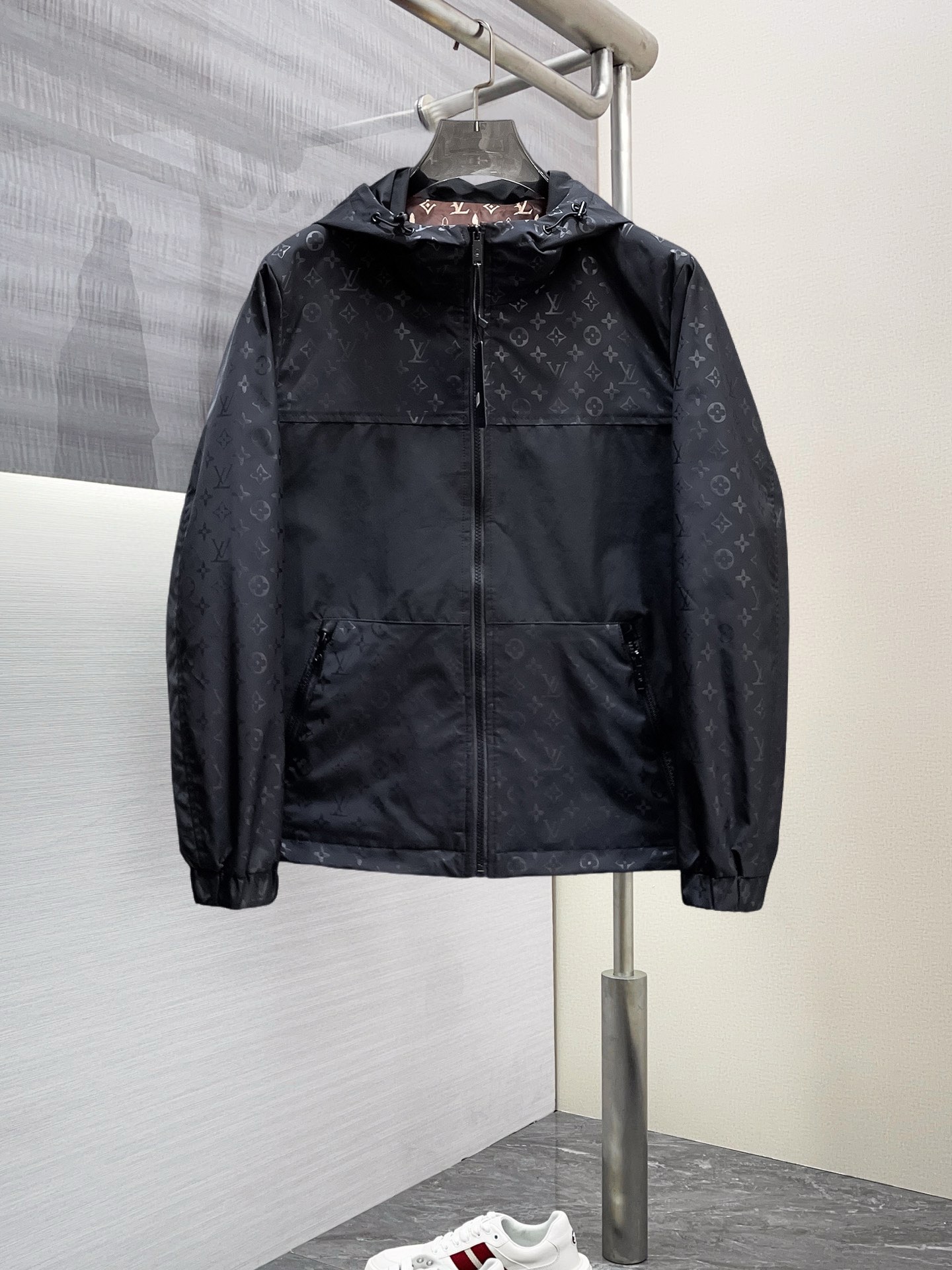 NO:568392,Lv2025 spring new men's jacket, original three-standard high-end version!  Custom-made fabrics at the counter are highly breathable and comfortable, with impeccable details, brand element design concepts, and professional purchase-level reflection of high quality. It feels delicate and soft!  It presents a casual cut and the upper body shape is awesome!  Size M～XXXL,,louis vuitton,jackets & coats,jackets & coats,alexander wang19860909Lv2025春季新款男士夹克外套,原单三标齐全高端版本！专柜定制面料 透气舒适度高,细节无可挑剔,品牌元素设计理念,专业代购级体现高品质.手感细腻柔软！呈现休闲裁剪,上身版型超赞！码数M～XXXL,,louis vuitton,jackets & coats,jackets & coats,alexander wang,Men's clothing