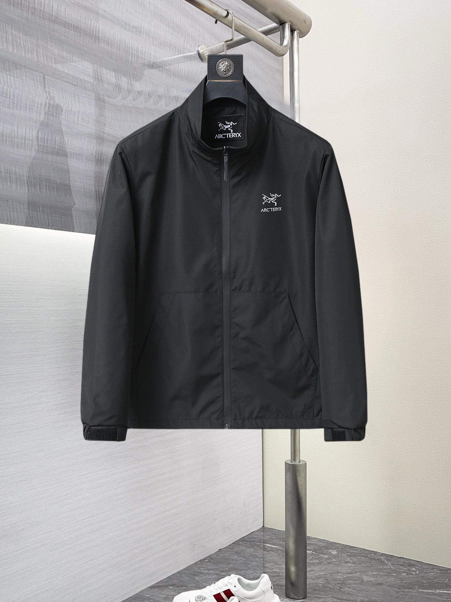 NO:568376,Arc'teryx 2025 spring new jacket, the new product on the show is in perfect condition. It is comfortable and warm to wear on both sides. It has three standard colors and full and attractive colors. It is a very outstanding design that can easily enhance the fashion sense. The workmanship is extremely sophisticated and rigorous, and the wiring is neat and meticulous!  A masterpiece from a famous designer!  The upper body does not look bloated and is super handsome!  Available size M ~ XXXL,arc'teryx,jackets & coats,jackets & coats,alexander wang19860909始祖鸟 2025春季新款夹克外套,秀场新品品相非常完美,双面穿舒适保暖,三标齐全色泽饱满诱人,非常出彩的设计,轻松将时髦感进阶,做工极为考究严谨,走线工整细致！大牌设计师巨作！上身不显臃肿、超级帅气！现货码数M ～ XXXL,arc'teryx,jackets & coats,jackets & coats,alexander wang,Men's clothing