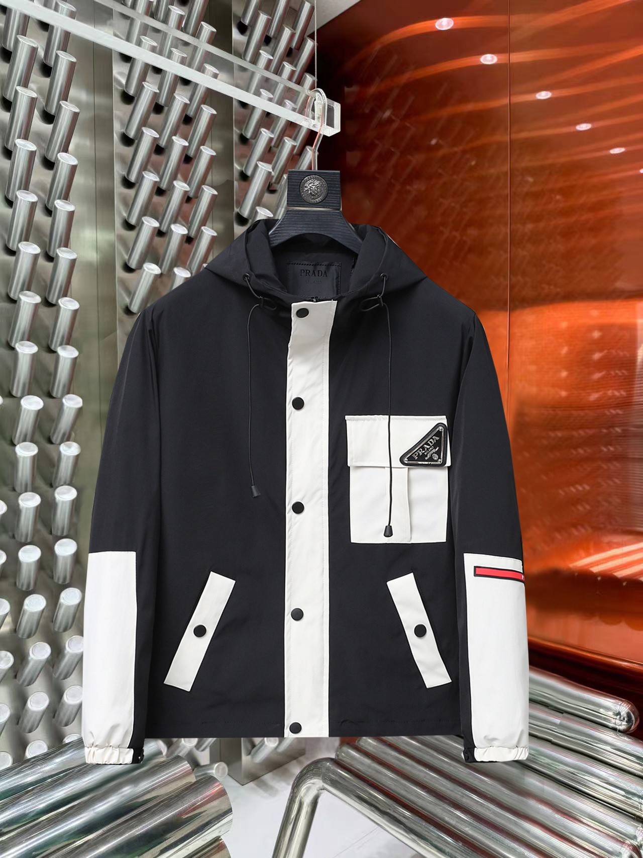 NO:527208,Prada 2025 autumn new jacket jacket, the new product on the show is perfect, comfortable and warm when worn on both sides, full and attractive colors, and a very outstanding design, which easily advances the sense of fashion, extremely exquisite workmanship, neat and meticulous routes!  A masterpiece of a big-name designer!  The upper body doesn't look bloated and super handsome!  Spot code M ~ XXXL,,prada,jackets & coats,jackets & coats,alexander wang19860909普拉达 2025秋季新款夹克外套,秀场新品品相非常完美,双面穿舒适保暖,三标齐全色泽饱满诱人,非常出彩的设计,轻松将时髦感进阶,做工极为考究严谨,走线工整细致！大牌设计师巨作！上身不显臃肿、超级帅气！现货码数M ～ XXXL,,prada,jackets & coats,jackets & coats,alexander wang,Men's clothing