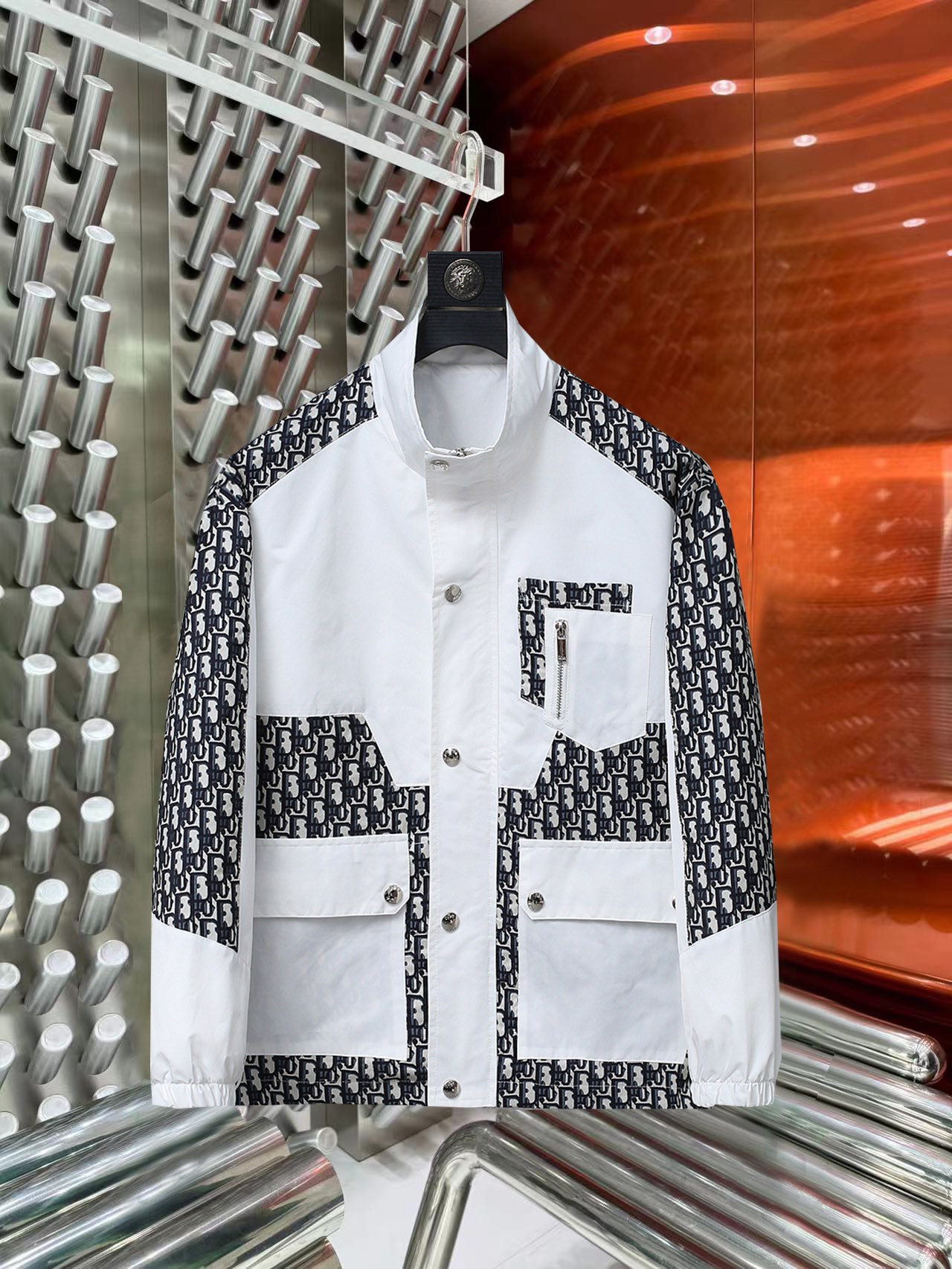 NO:527210,Dior 2025 autumn new jacket jacket, the new product on the show is perfect, comfortable and warm when worn on both sides, three-standard full colors and attractive, and the very outstanding design easily advances the sense of fashion, the workmanship is extremely exquisite and rigorous, and the wiring is neat and meticulous!  A masterpiece of a big-name designer!  The upper body doesn't look bloated and super handsome!  Spot code M ~ XXXL,,dior,jackets & coats,jackets & coats,alexander wang19860909迪奥 2025秋季新款夹克外套,秀场新品品相非常完美,双面穿舒适保暖,三标齐全色泽饱满诱人,非常出彩的设计,轻松将时髦感进阶,做工极为考究严谨,走线工整细致！大牌设计师巨作！上身不显臃肿、超级帅气！现货码数M ～ XXXL,,dior,jackets & coats,jackets & coats,alexander wang,Men's clothing