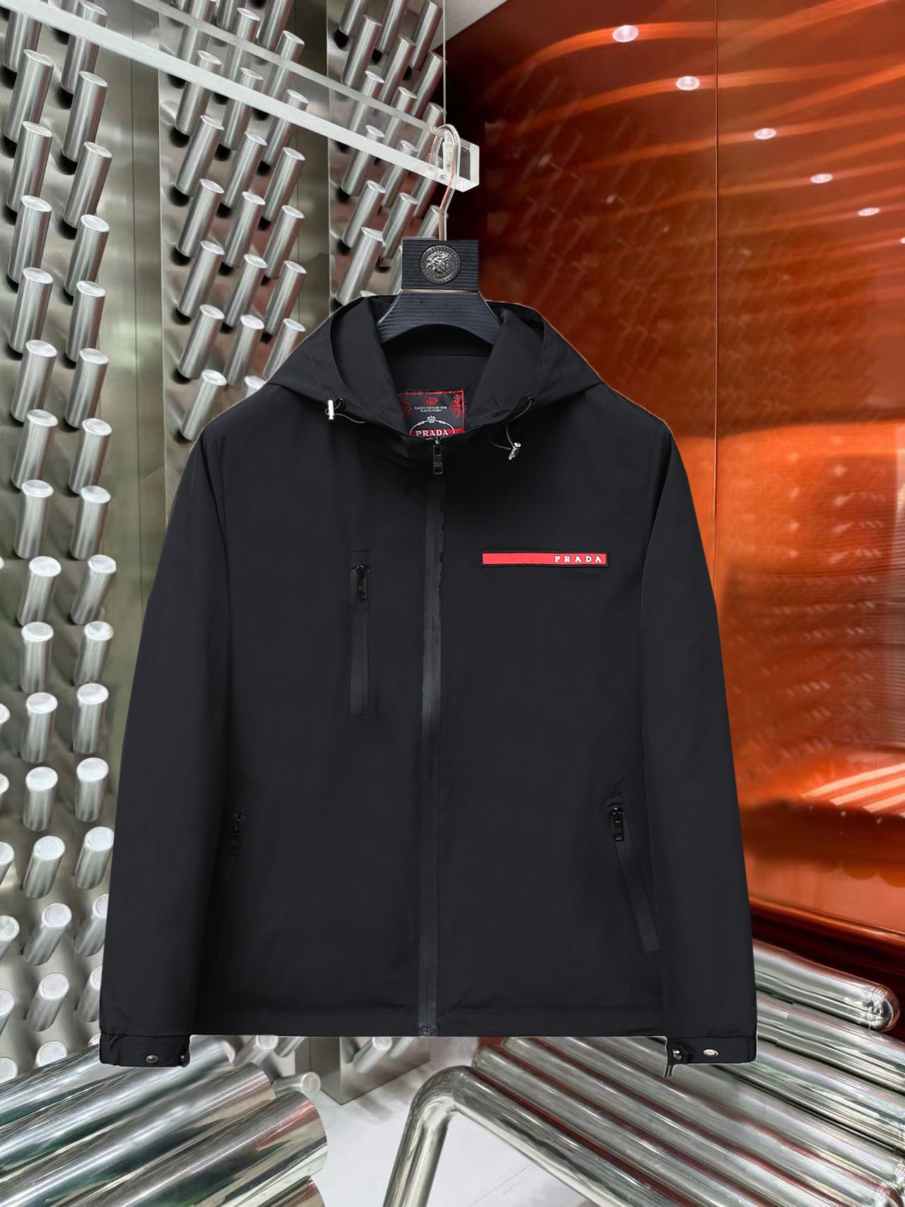 NO:527212,Prada 2025 autumn new jacket jacket, the new product on the show is perfect, comfortable and warm when worn on both sides, full and attractive colors, and a very outstanding design, which easily advances the sense of fashion, extremely exquisite workmanship, neat and meticulous routes!  A masterpiece of a big-name designer!  The upper body doesn't look bloated and super handsome!  Spot code M ~ XXXL,,prada,jackets & coats,jackets & coats,alexander wang19860909普拉达 2025秋季新款夹克外套,秀场新品品相非常完美,双面穿舒适保暖,三标齐全色泽饱满诱人,非常出彩的设计,轻松将时髦感进阶,做工极为考究严谨,走线工整细致！大牌设计师巨作！上身不显臃肿、超级帅气！现货码数M ～ XXXL,,prada,jackets & coats,jackets & coats,alexander wang,Men's clothing