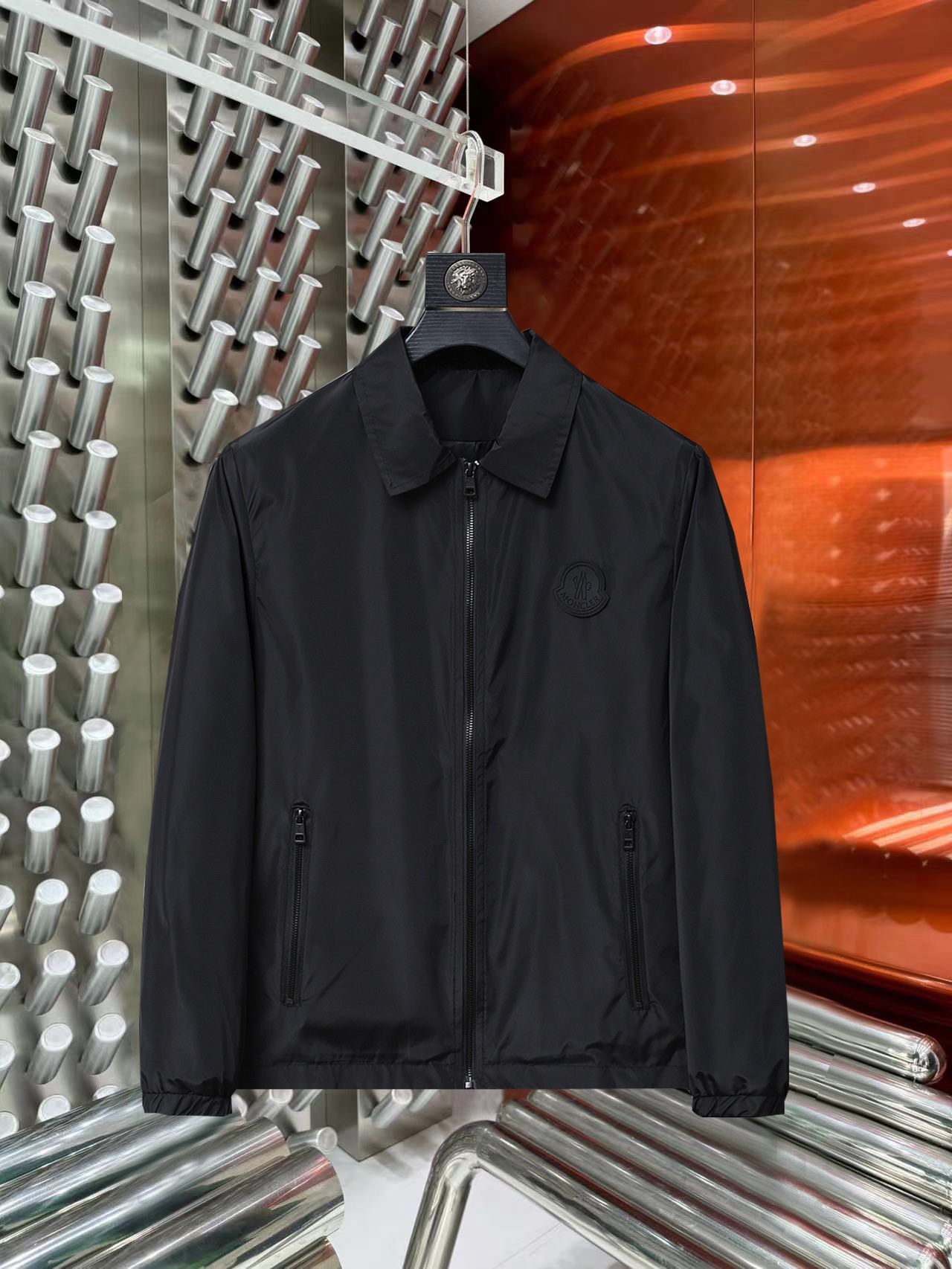 NO:527213,The new 2025 autumn jacket, the new product on the show is perfect, comfortable and warm when worn on both sides, the three-standard full color and attractive, and the very outstanding design easily advances the sense of fashion. The workmanship is extremely exquisite and rigorous, and the wiring is neat and meticulous!  A masterpiece of a big-name designer!  The upper body doesn't look bloated and super handsome!  Spot code M ~ XXXL,,Moncler,jackets & coats,jackets & coats,alexander wang19860909蒙口 2025秋季新款夹克外套,秀场新品品相非常完美,双面穿舒适保暖,三标齐全色泽饱满诱人,非常出彩的设计,轻松将时髦感进阶,做工极为考究严谨,走线工整细致！大牌设计师巨作！上身不显臃肿、超级帅气！现货码数M ～ XXXL,,Moncler,jackets & coats,jackets & coats,alexander wang,Men's clothing