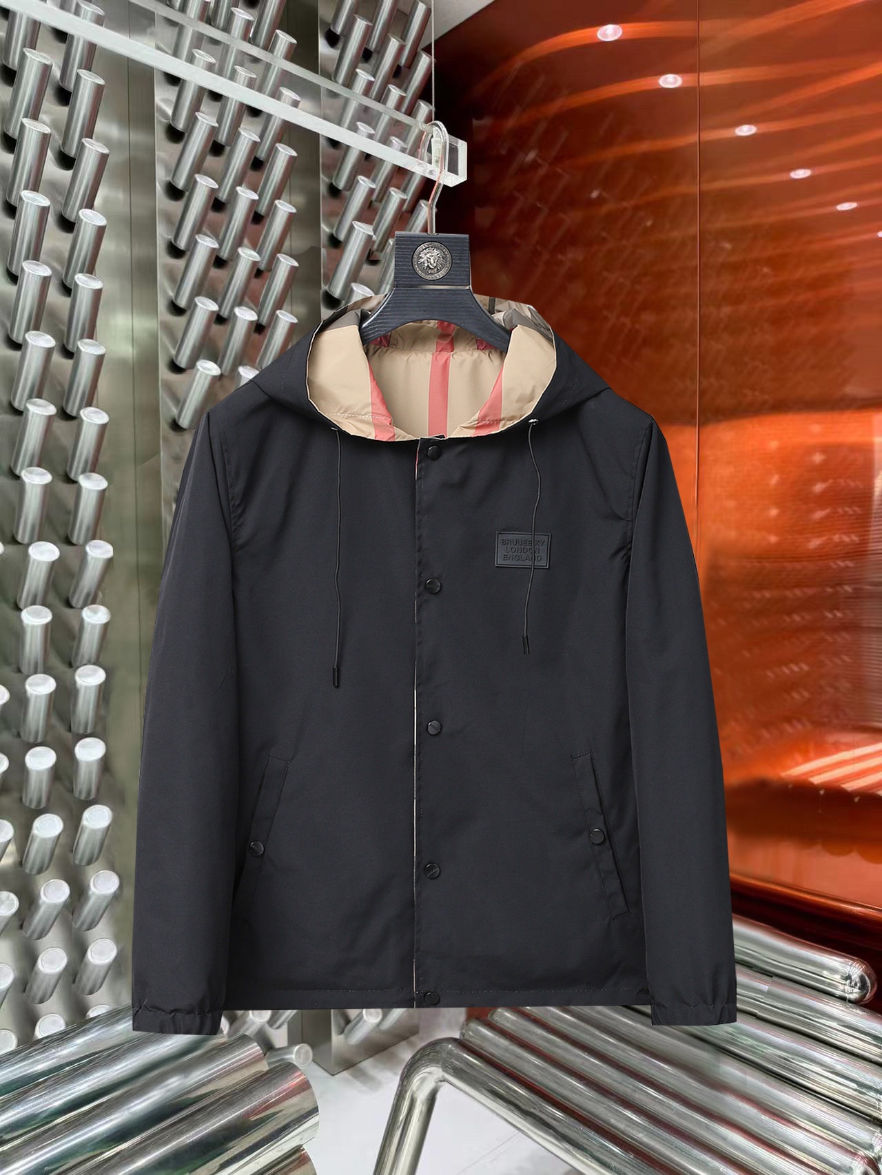 NO:527216,Burberry's new autumn jacket 2025, the new product on the show is perfect, comfortable and warm when worn on both sides, full and attractive colors, and a very brilliant design that easily advances the sense of fashion, extremely exquisite and rigorous workmanship, neat and meticulous route!  A masterpiece of a big-name designer!  The upper body doesn't look bloated and super handsome!  Spot code M ~ XXXL,,burberry,jackets & coats,jackets & coats,alexander wang19860909巴宝莉2025秋季新款夹克外套,秀场新品品相非常完美,双面穿舒适保暖,三标齐全色泽饱满诱人,非常出彩的设计,轻松将时髦感进阶,做工极为考究严谨,走线工整细致！大牌设计师巨作！上身不显臃肿、超级帅气！现货码数M ～ XXXL,,burberry,jackets & coats,jackets & coats,alexander wang,Men's clothing