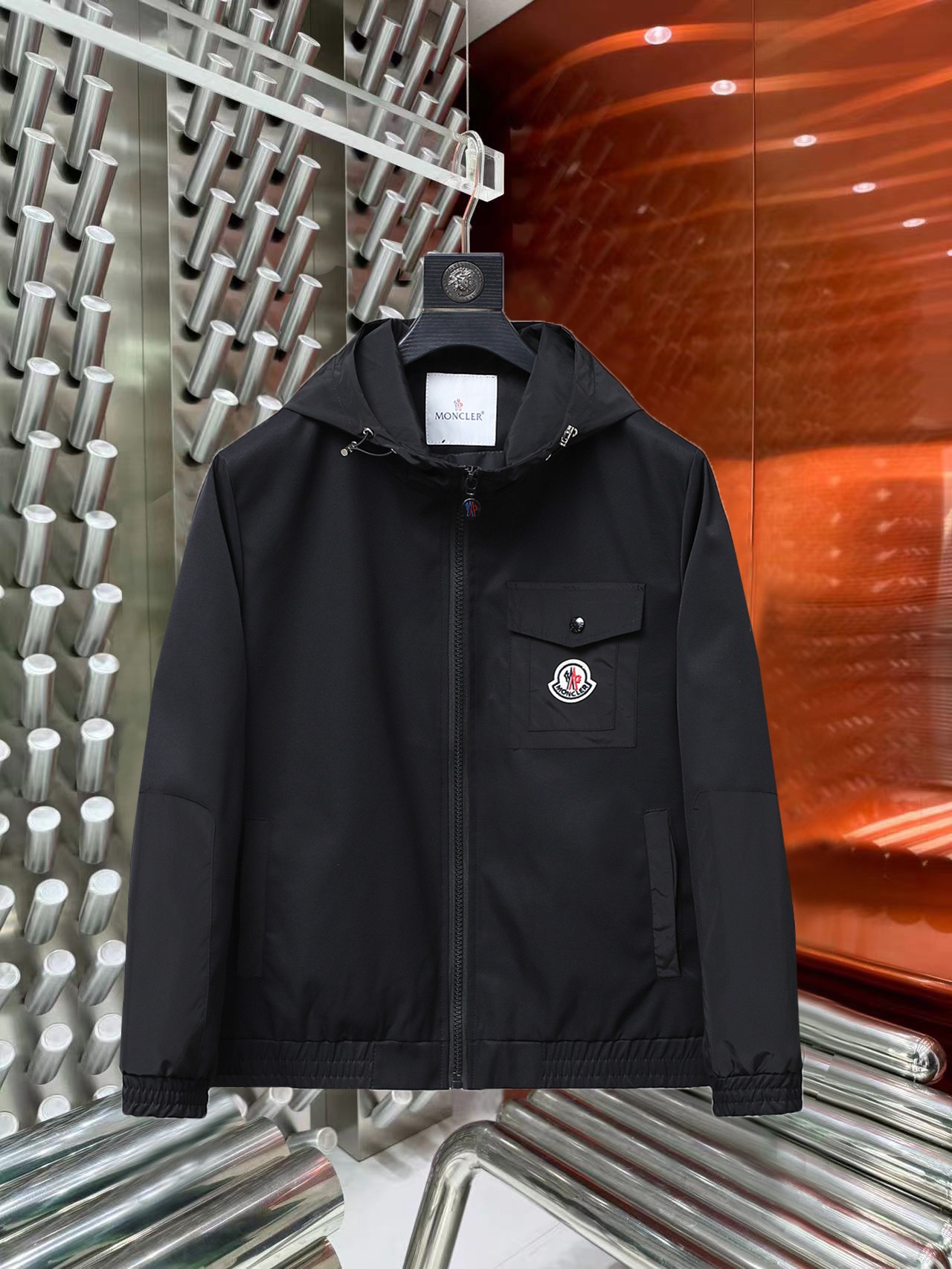 NO:527225,The new 2025 autumn jacket for the hooded 2025 showcase is perfect in appearance, comfortable and warm when worn on both sides, complete three-standard color and attractive, and the very outstanding design easily advances the sense of fashion, extremely exquisite workmanship, neat and meticulous routes!  A masterpiece of a big-name designer!  The upper body doesn't look bloated and super handsome!  Spot code M ~ XXXL,,Moncler,jackets & coats,jackets & coats,alexander wang19860909蒙口2025秋季新款夹克外套,秀场新品品相非常完美,双面穿舒适保暖,三标齐全色泽饱满诱人,非常出彩的设计,轻松将时髦感进阶,做工极为考究严谨,走线工整细致！大牌设计师巨作！上身不显臃肿、超级帅气！现货码数M ～ XXXL,,Moncler,jackets & coats,jackets & coats,alexander wang,Men's clothing